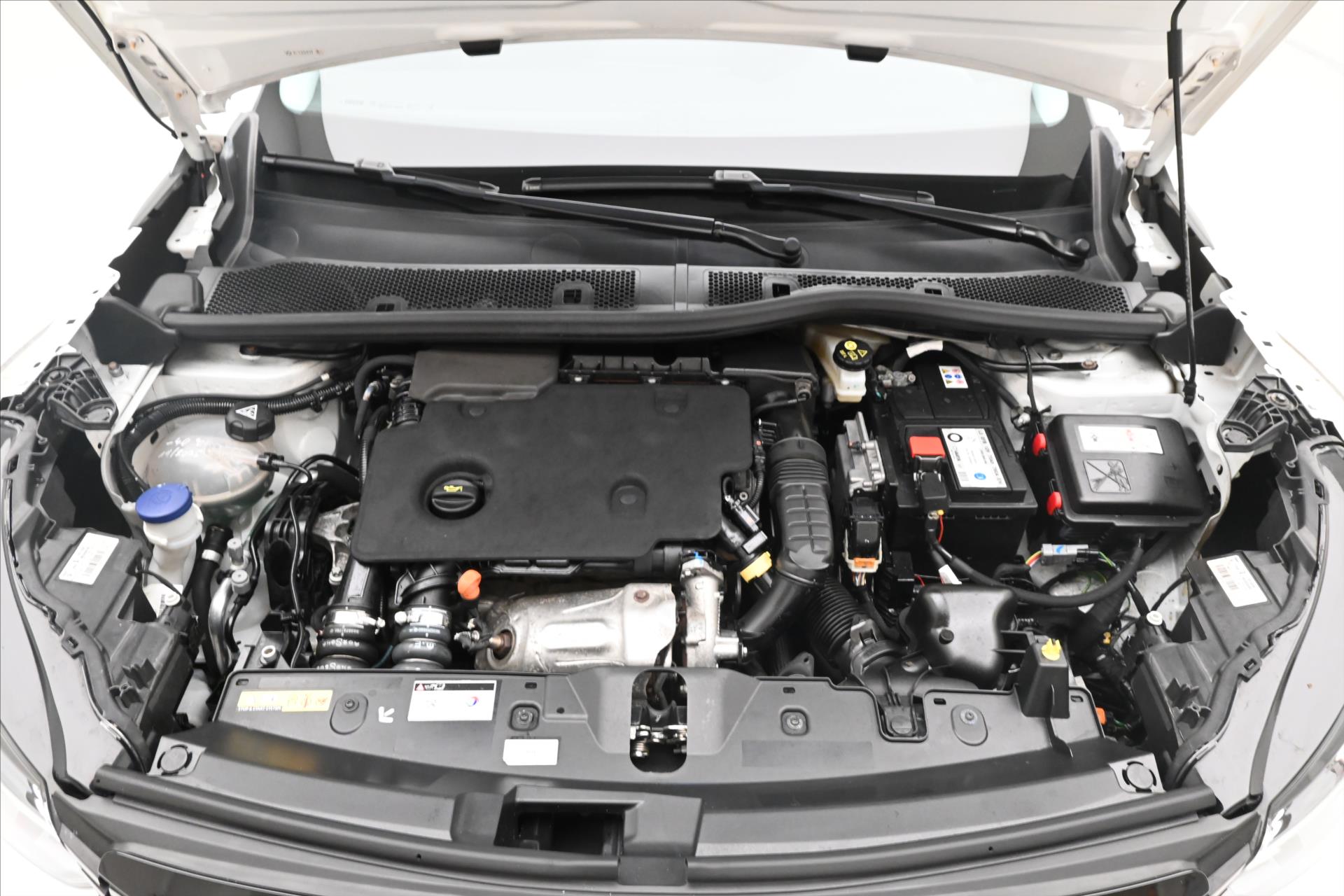 Hlavní fotografie vozu Peugeot 2008 1,5 HDI 81 kW LED TAŽNÉ Záruka až 5 let (9)