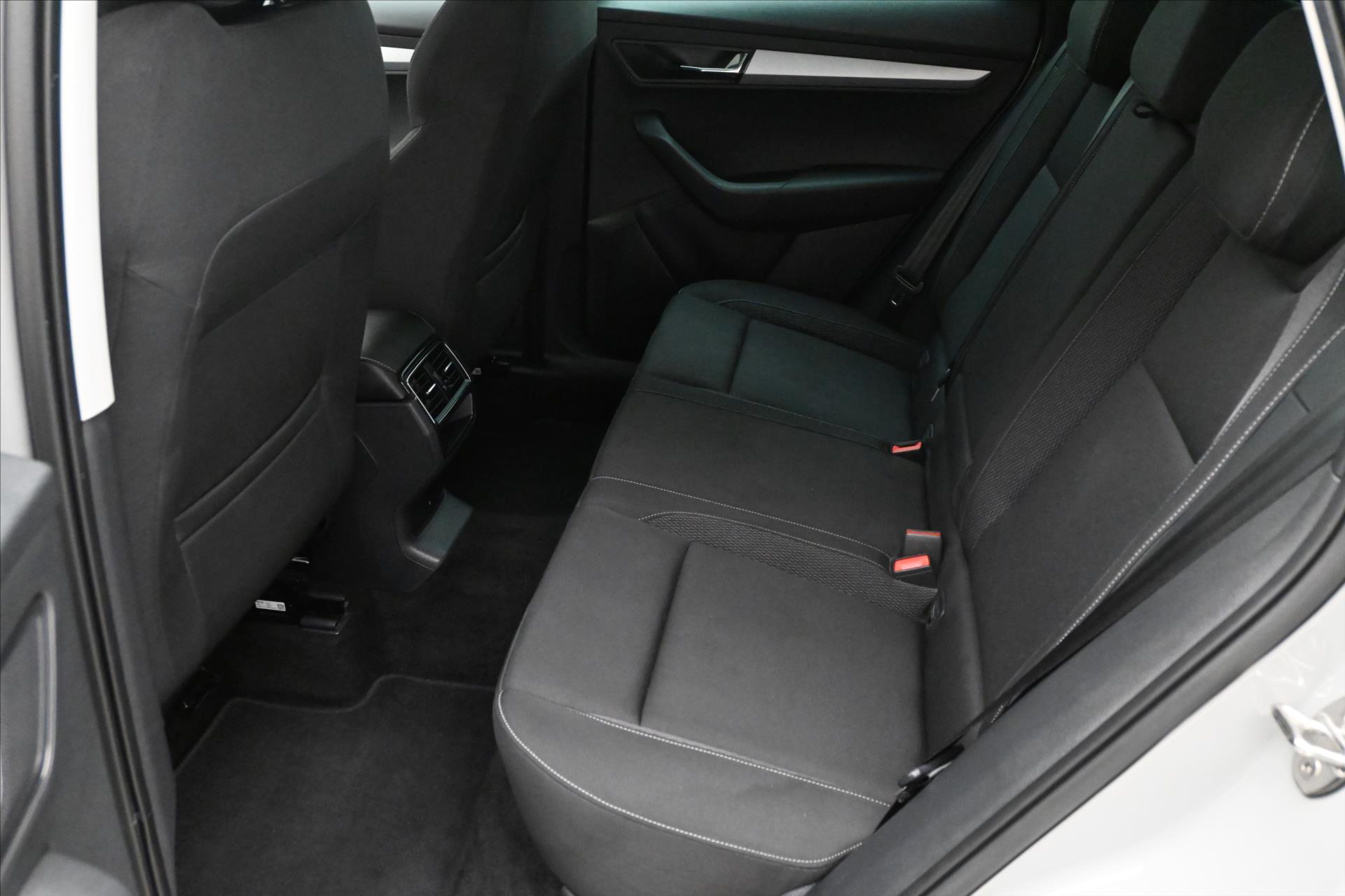 Hlavní fotografie vozu Škoda Karoq 2,0 TDI 85 KW DSG Ambiente Záruka až 5 let (14)