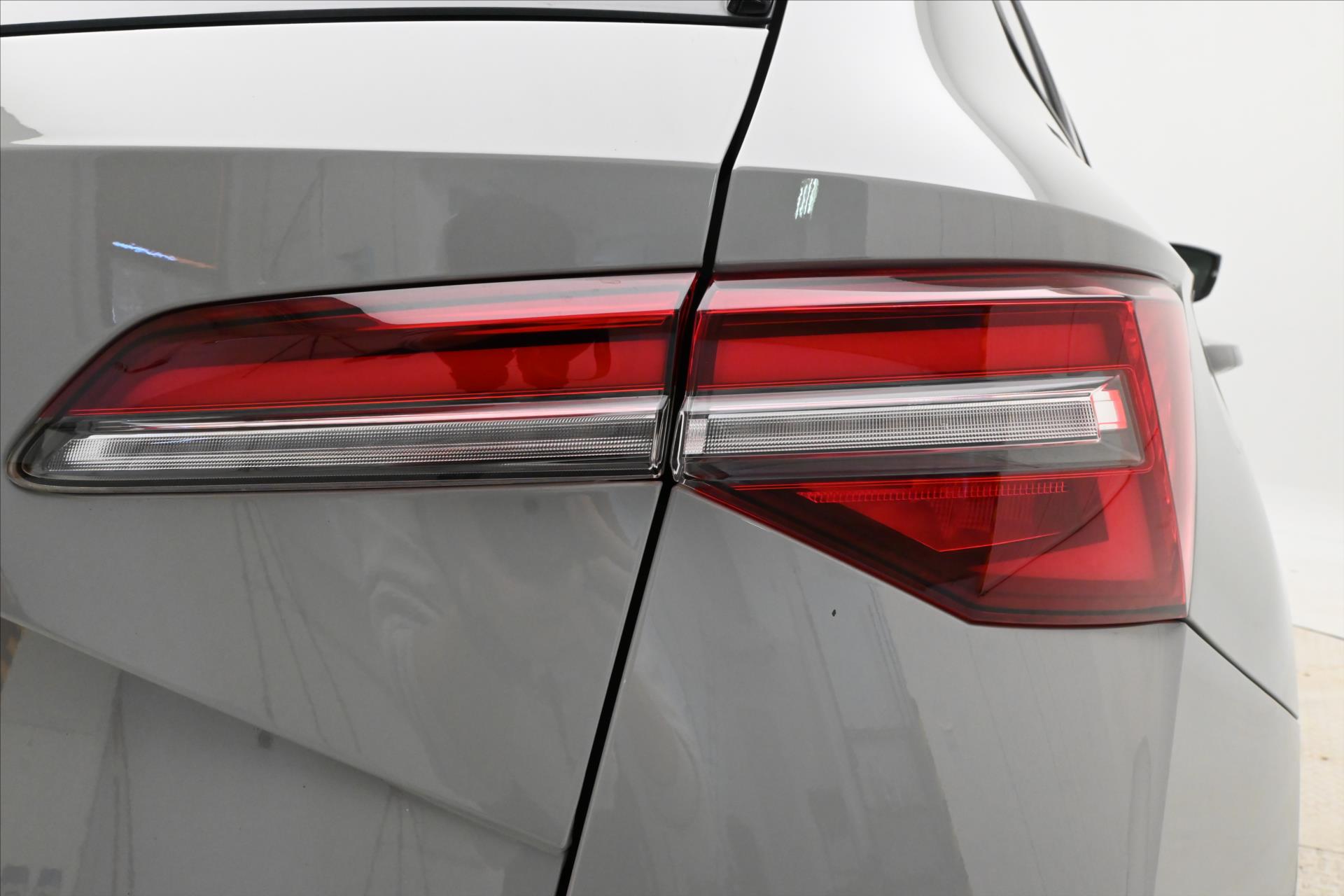 Hlavní fotografie vozu Škoda Karoq 2,0 TDI 85 KW DSG Ambiente Záruka až 5 let (29)