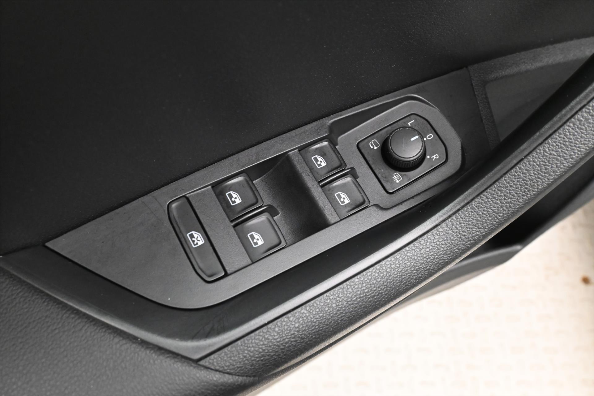 Hlavní fotografie vozu Škoda Karoq 2,0 TDI 85 KW DSG NAVIGACE Záruka až 5 let (25)
