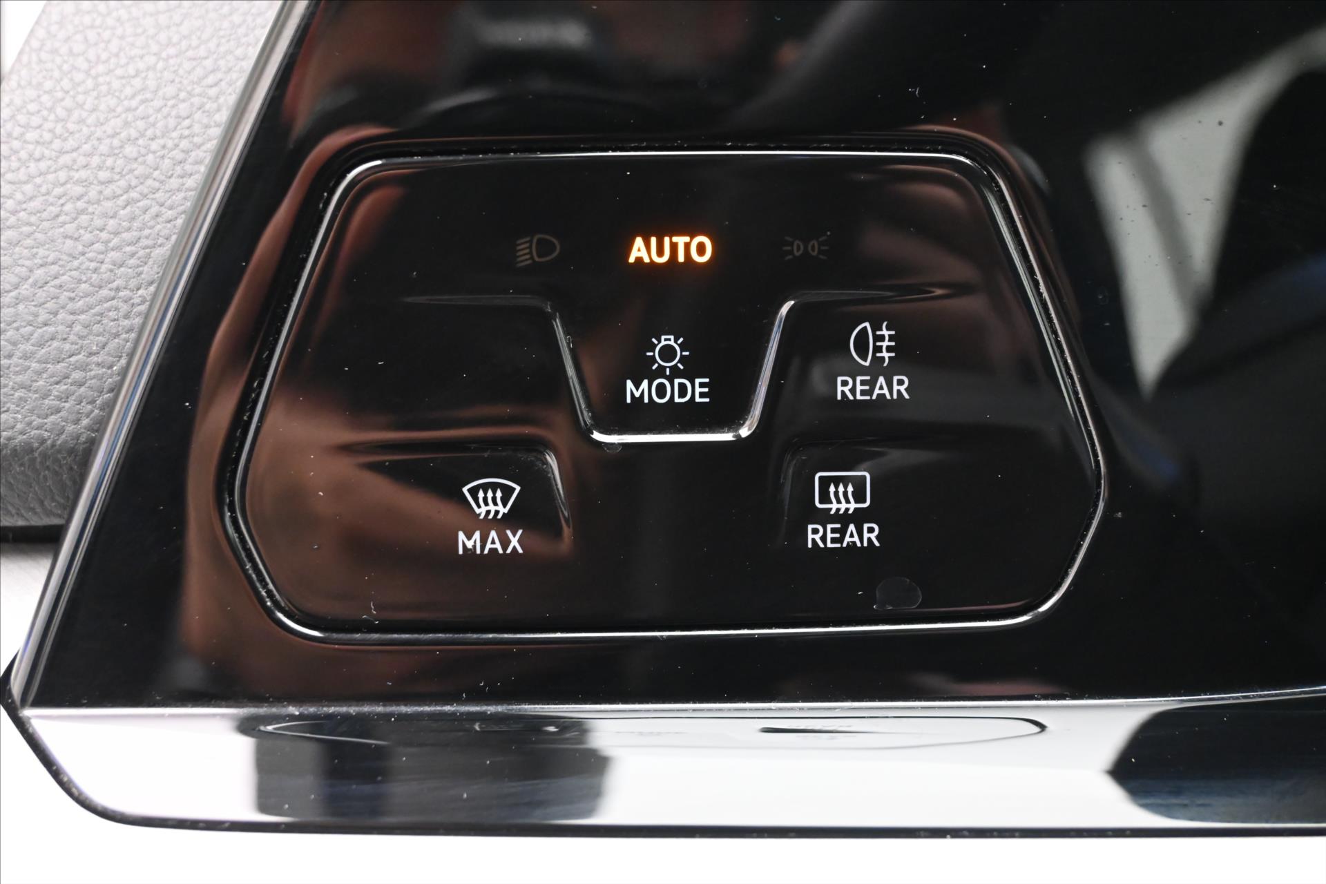 Hlavní fotografie vozu Volkswagen Golf 2,0 TDI 110 kW DSG Life Záruka až 5 let (26)