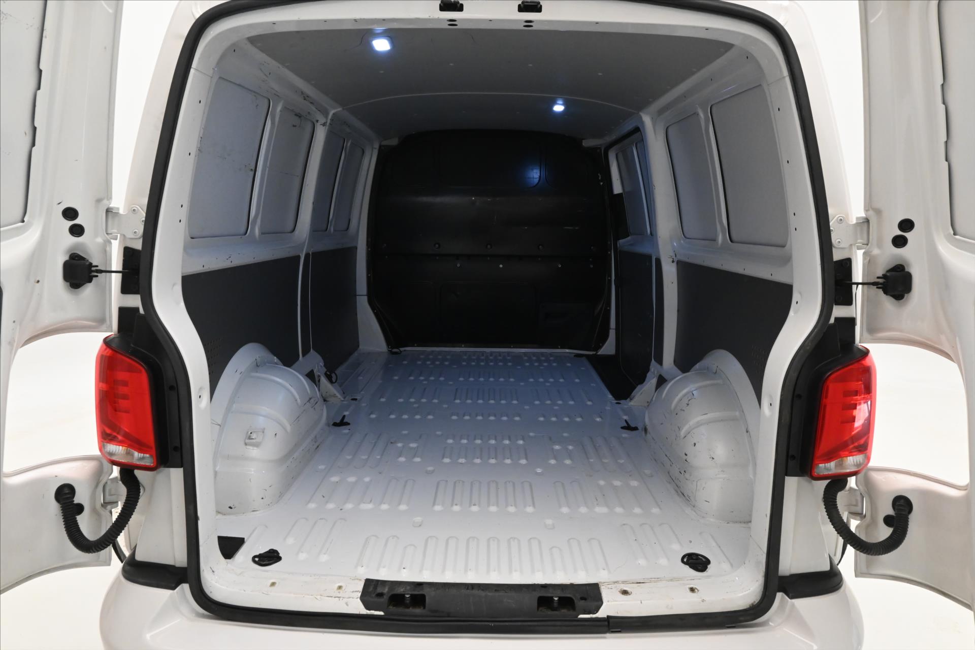 Hlavní fotografie vozu Volkswagen Transporter 2,0 TDI 110 kW DSG Long Záruka až 5 let (10)