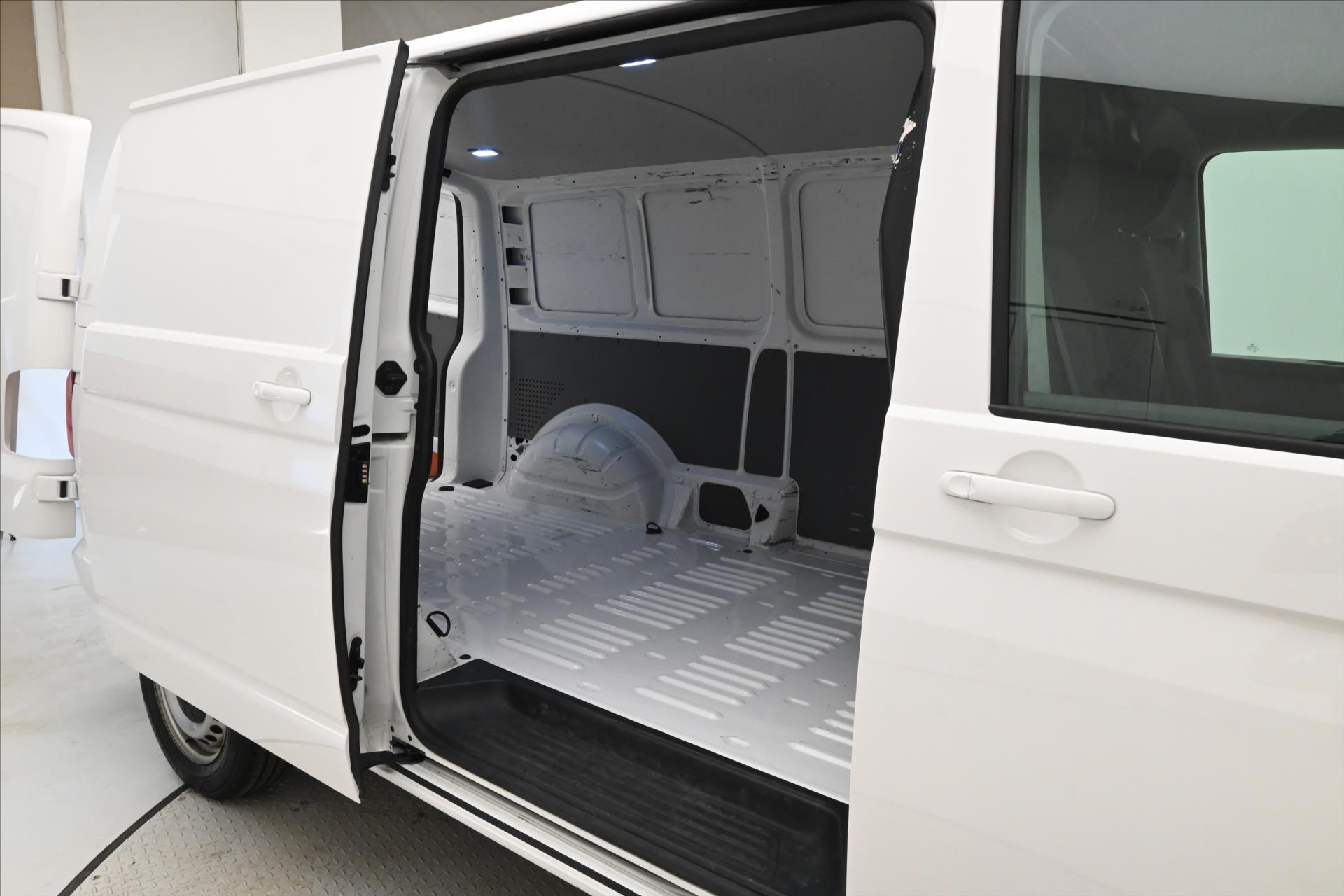 Hlavní fotografie vozu Volkswagen Transporter 2,0 TDI 110 kW DSG Long Záruka až 5 let (11)