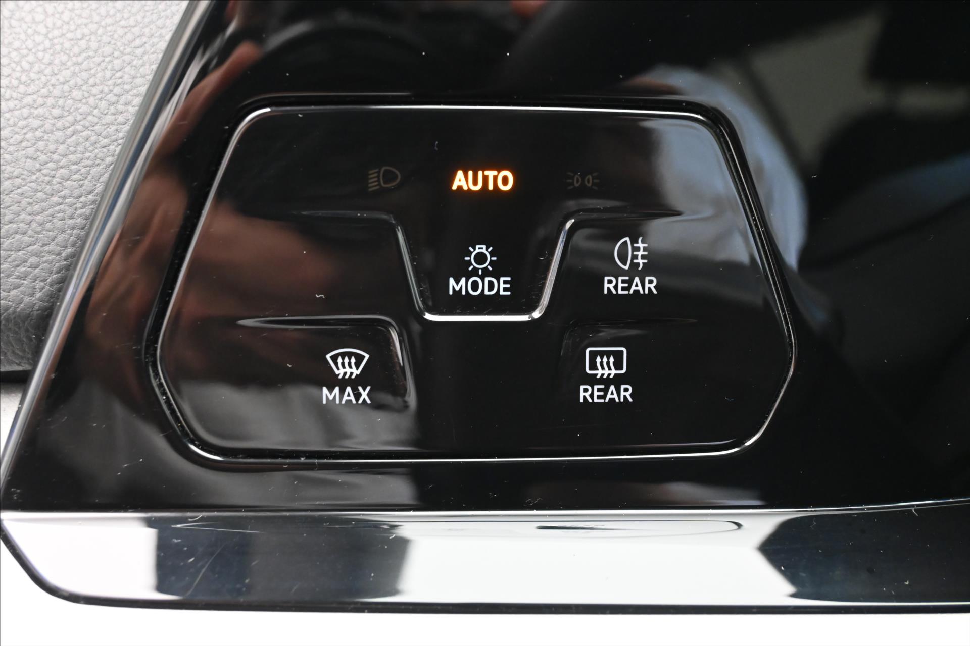 Main photo of the car Volkswagen Golf 2.0 TDI 110 kW DSG Life Warranty up to 5 years (25)