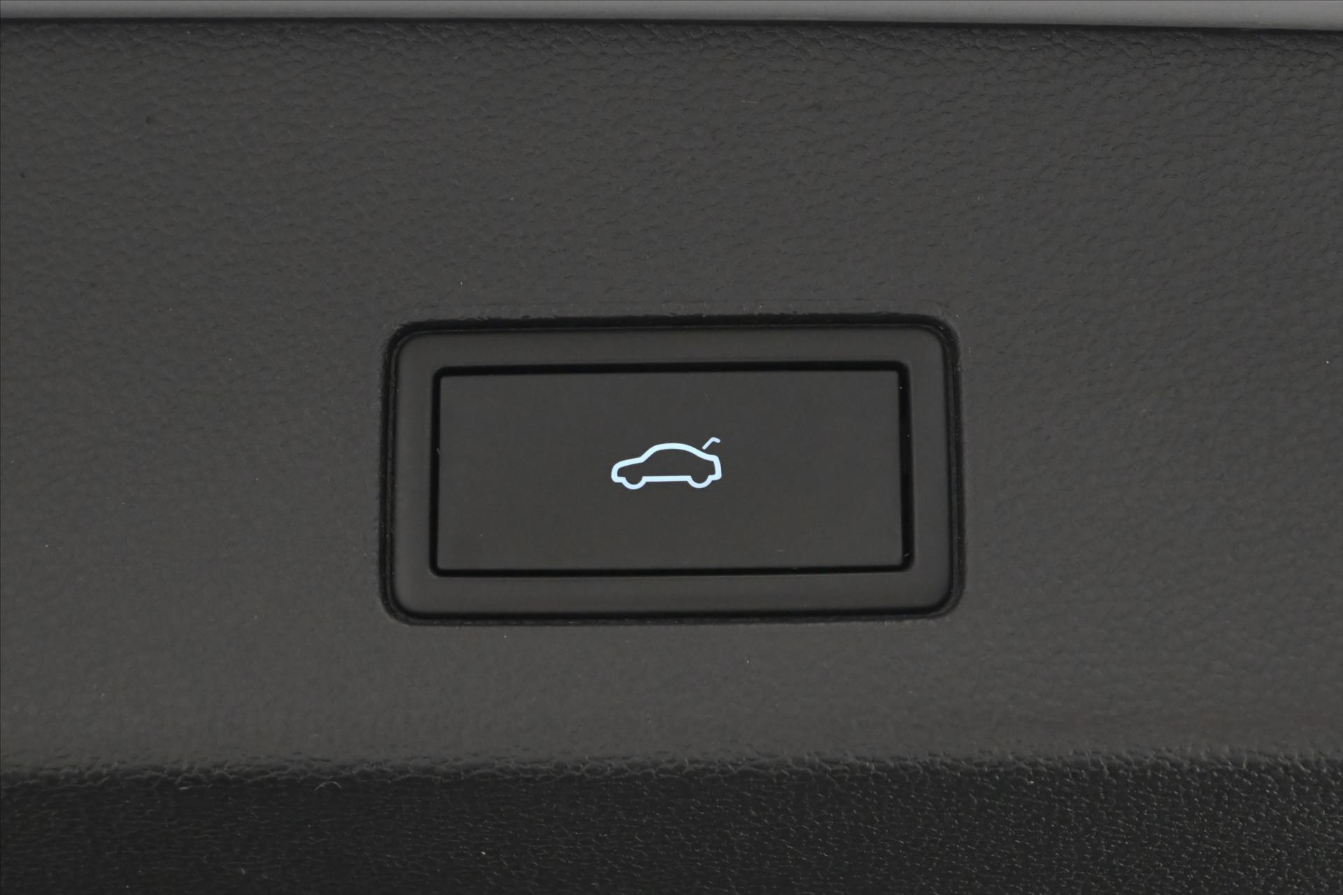 Main photo of the car Volkswagen Golf 2.0 TDI 110 kW DSG Life Warranty up to 5 years (26)