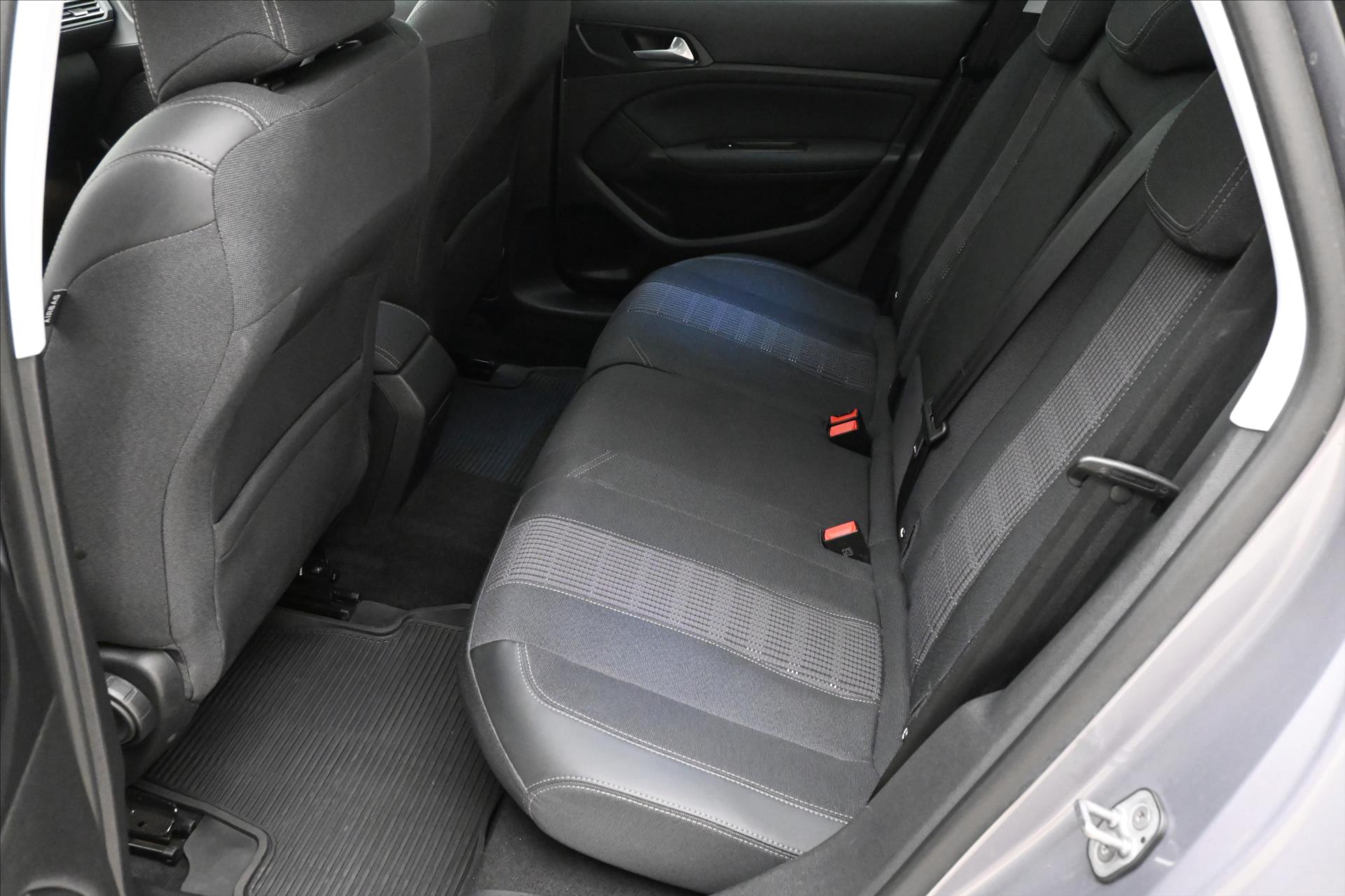 Hlavní fotografie vozu Peugeot 308 1,5 96kW BlueHDi 130SW Záruka až 5 let (14)