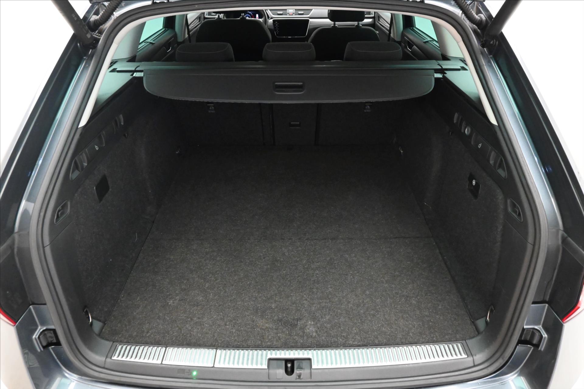 Hlavní fotografie vozu Škoda Superb 1,4 TSI iV 160 kW DSG Style Záruka až 5 let (10)