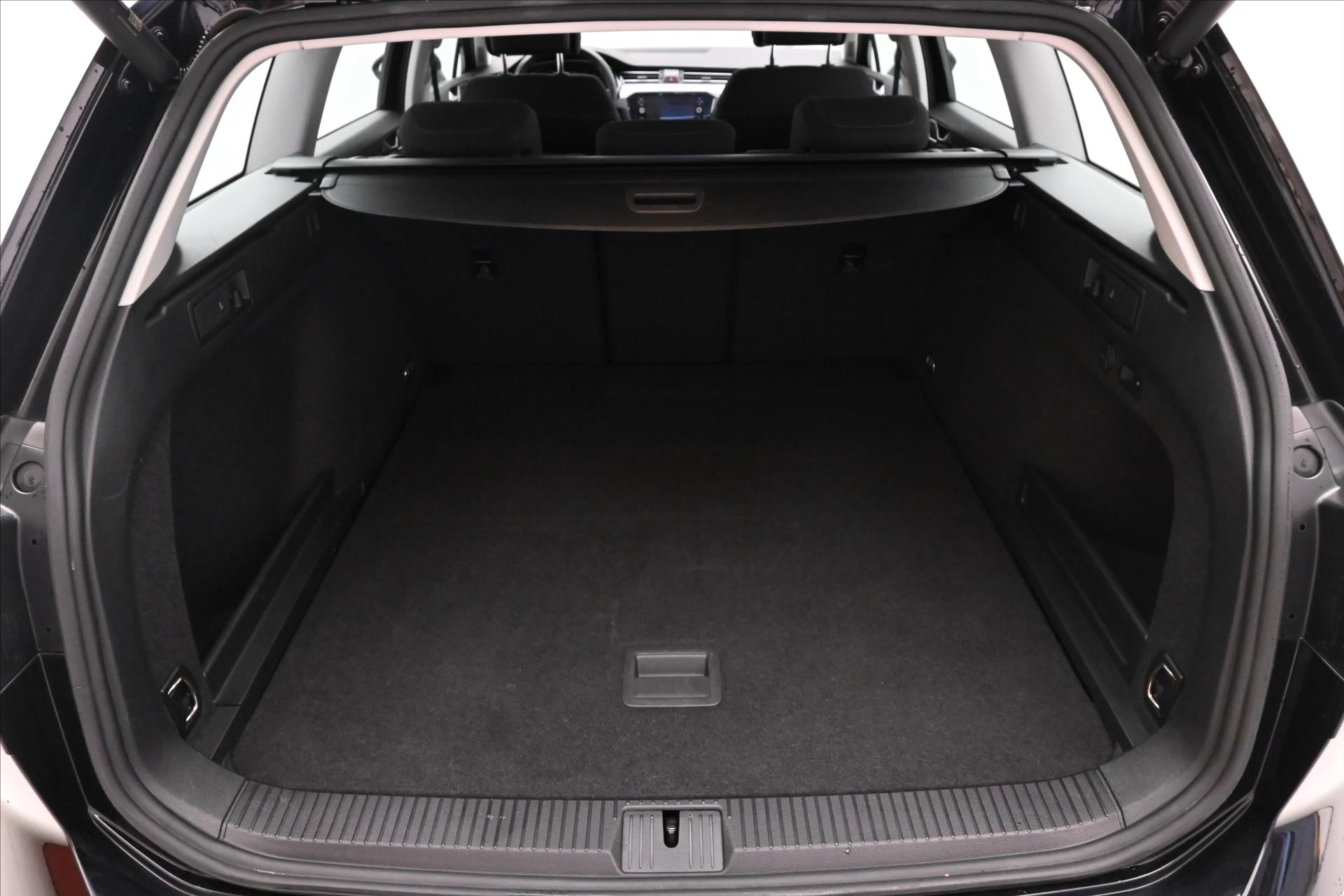 Hlavní fotografie vozu Volkswagen Passat 2,0 TDI 110 kW DSG Business Záruka až 5 let (10)