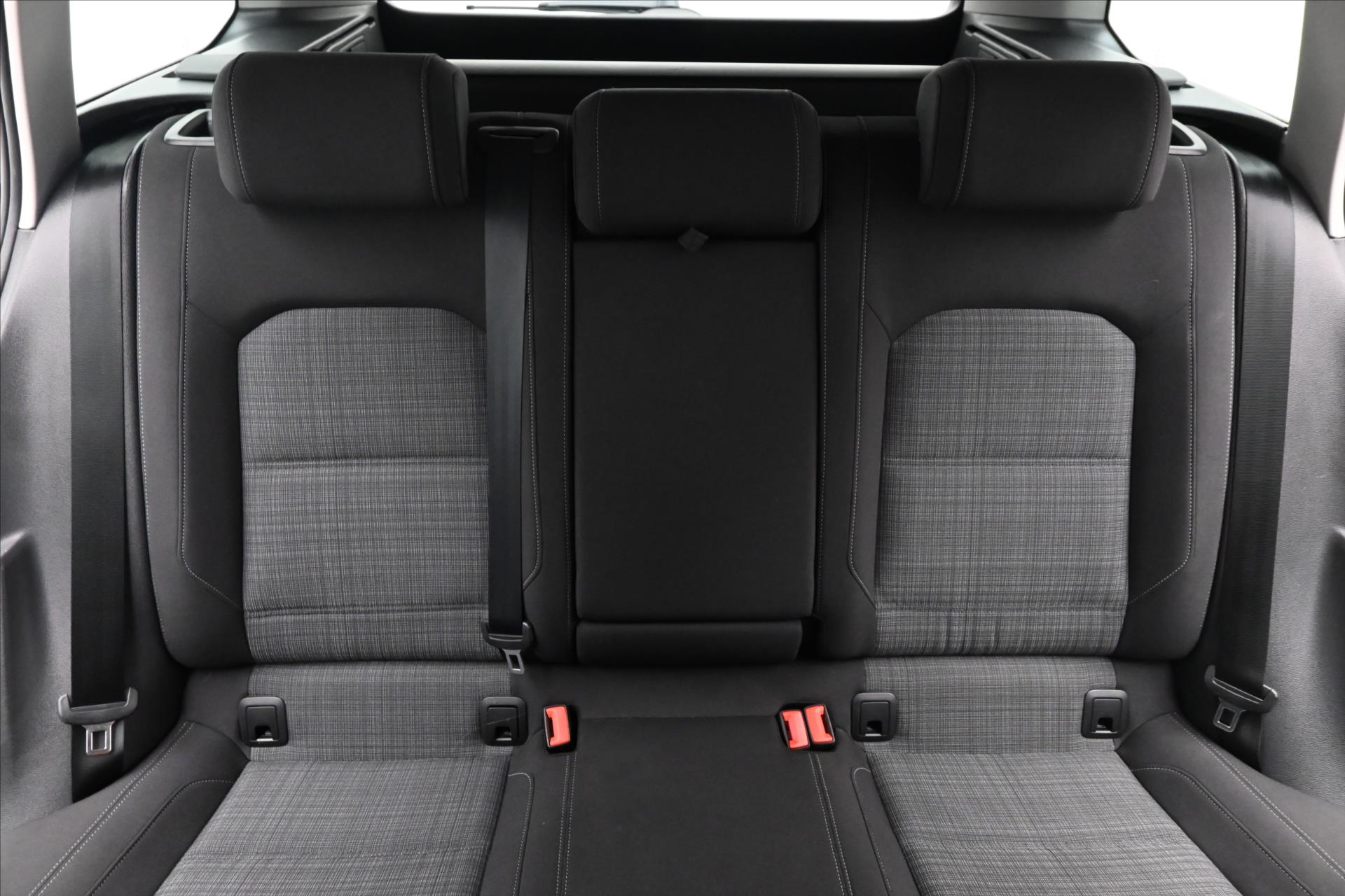 Hlavní fotografie vozu Volkswagen Passat 2,0 TDI 110 kW DSG Business Záruka až 5 let (29)