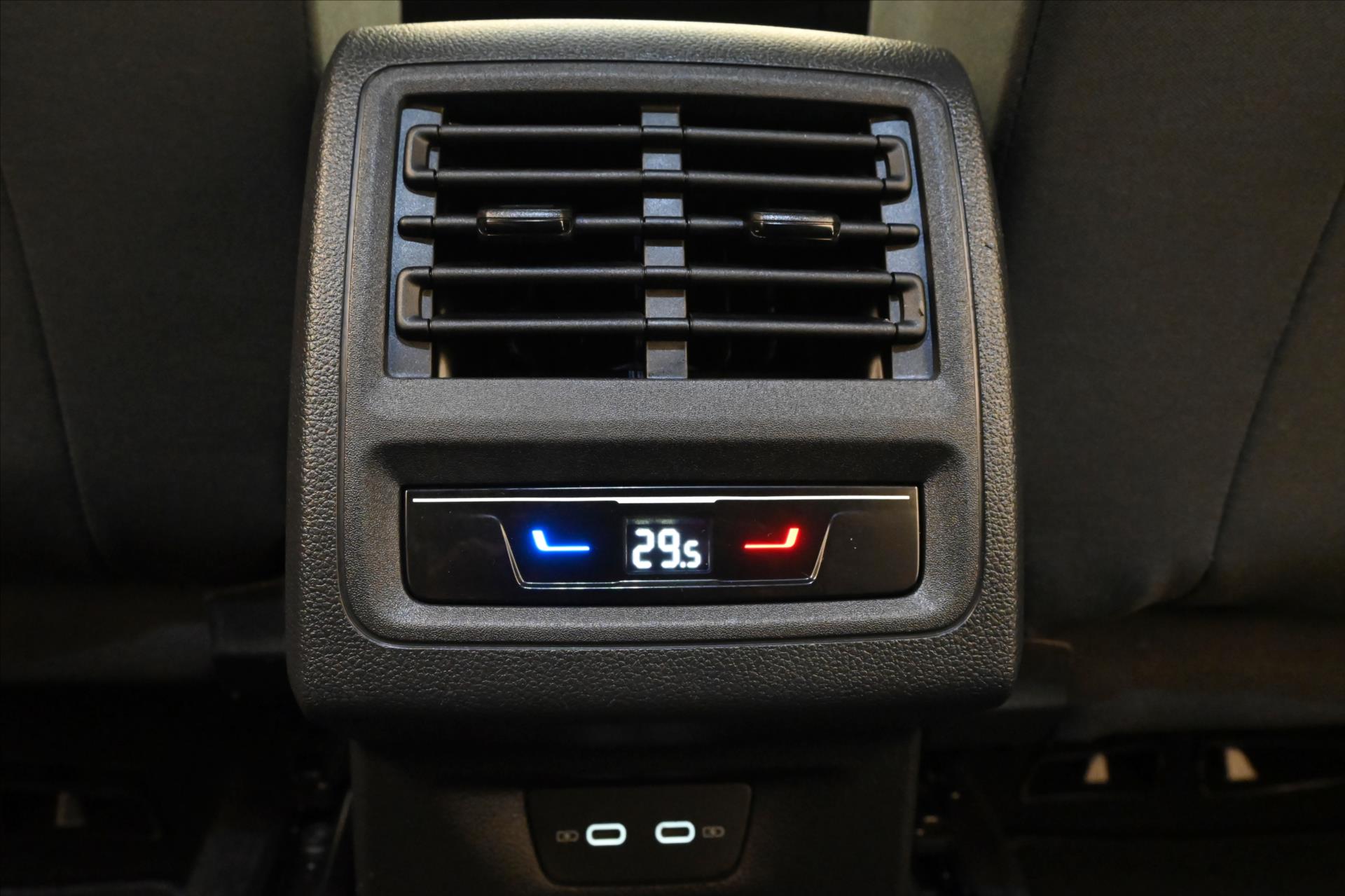 Hlavní fotografie vozu Volkswagen Golf 2,0 TDI 110 KW DSG Life Záruka až 5 let (21)