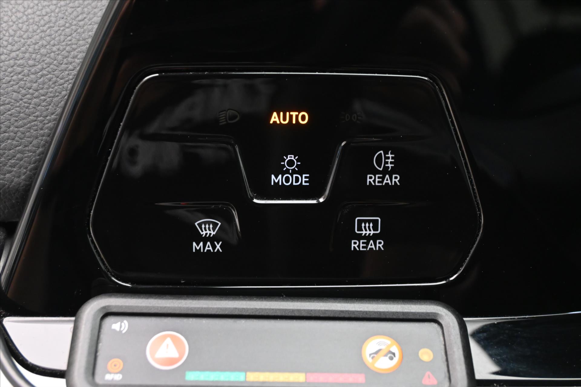 Hlavní fotografie vozu Volkswagen Golf 2,0 TDI 110 KW DSG Life Záruka až 5 let (26)