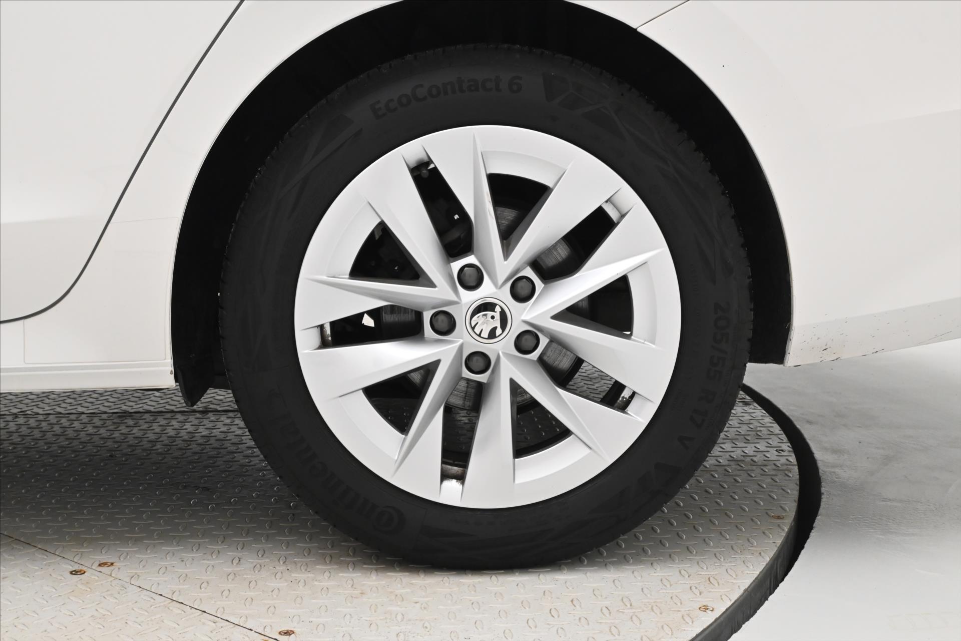 Hlavní fotografie vozu Škoda Octavia 2,0 TDI 110 kW DSG Style Záruka až 5 let (31)