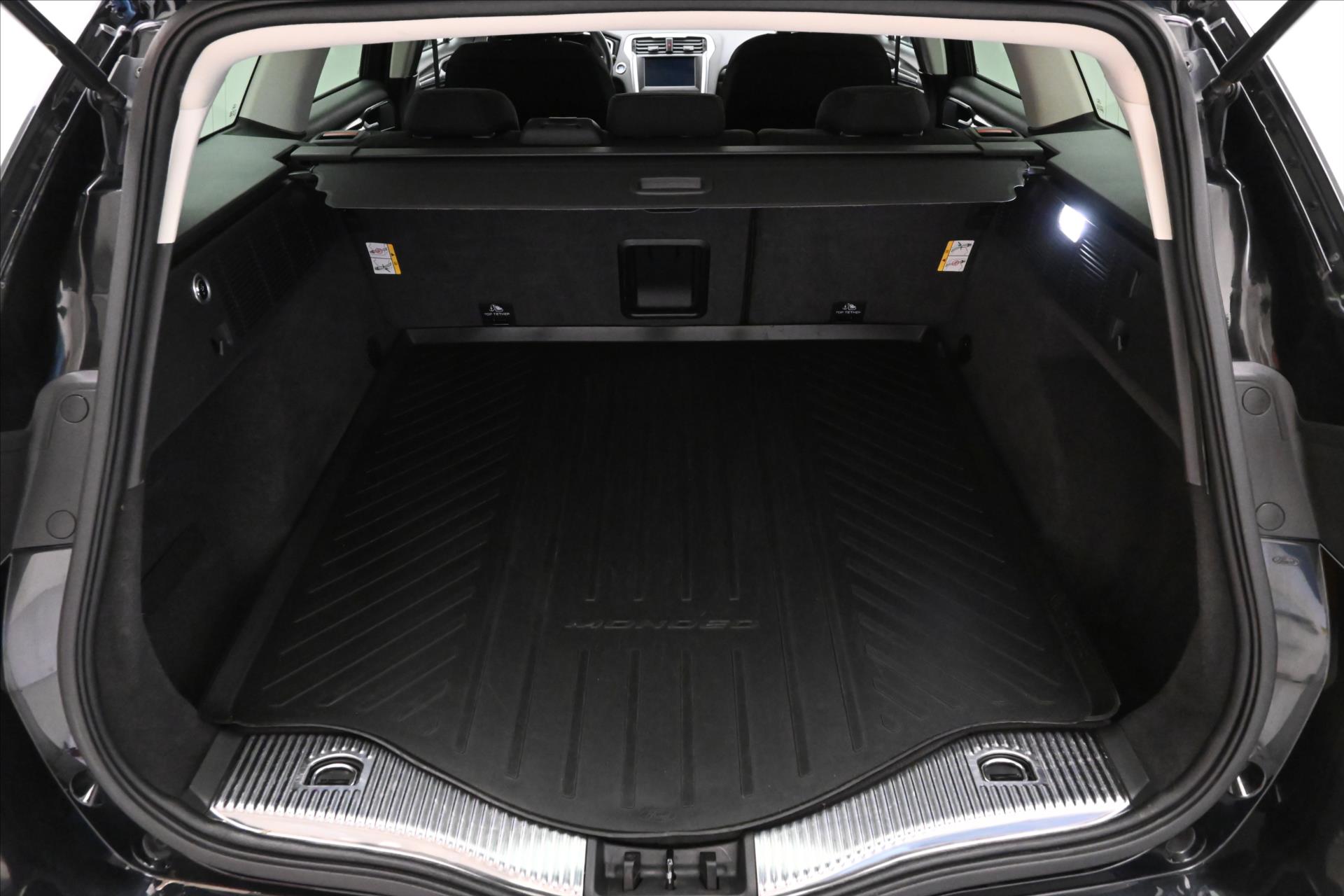 Hlavní fotografie vozu Ford Mondeo 2,0 EcoBlue 140 kW AT8 Titanium Záruka až 5 let (10)