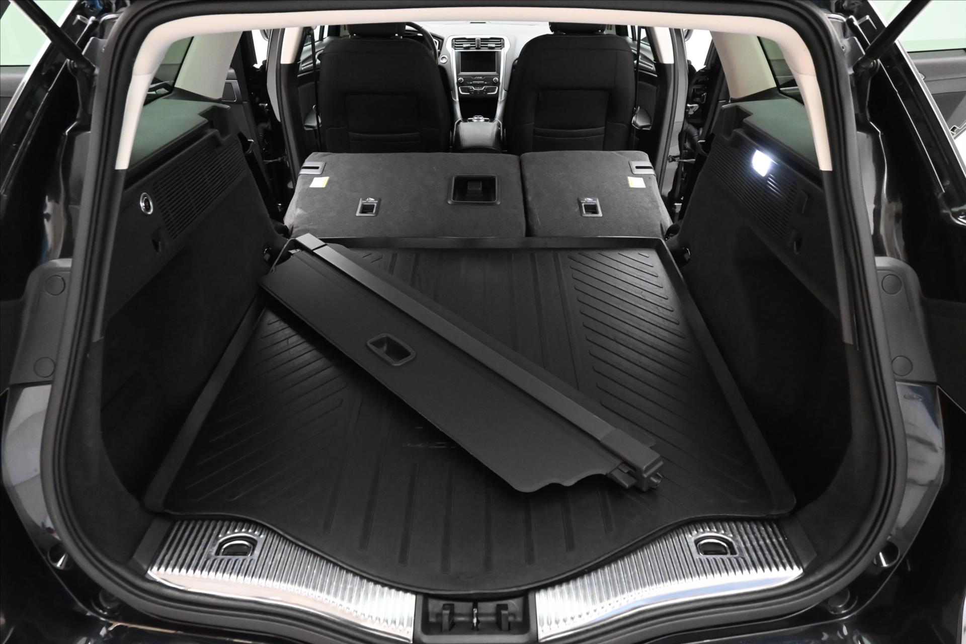 Hlavní fotografie vozu Ford Mondeo 2,0 EcoBlue 140 kW AT8 Titanium Záruka až 5 let (11)