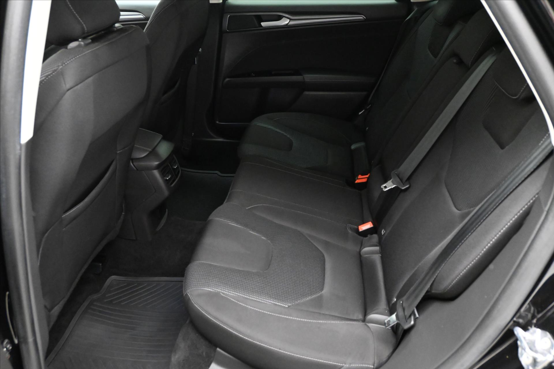 Hlavní fotografie vozu Ford Mondeo 2,0 EcoBlue 140 kW AT8 Titanium Záruka až 5 let (14)