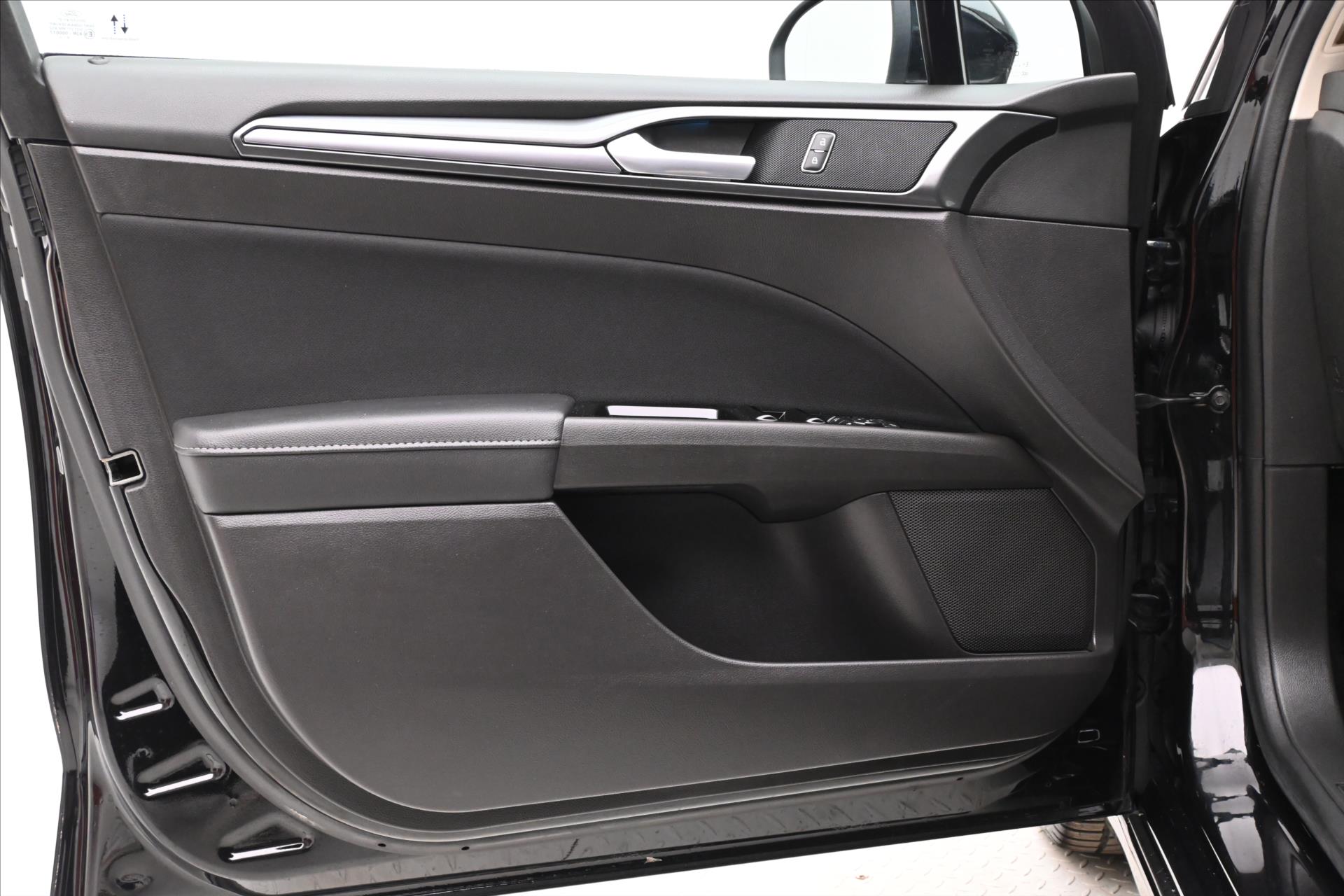 Hlavní fotografie vozu Ford Mondeo 2,0 EcoBlue 140 kW AT8 Titanium Záruka až 5 let (24)