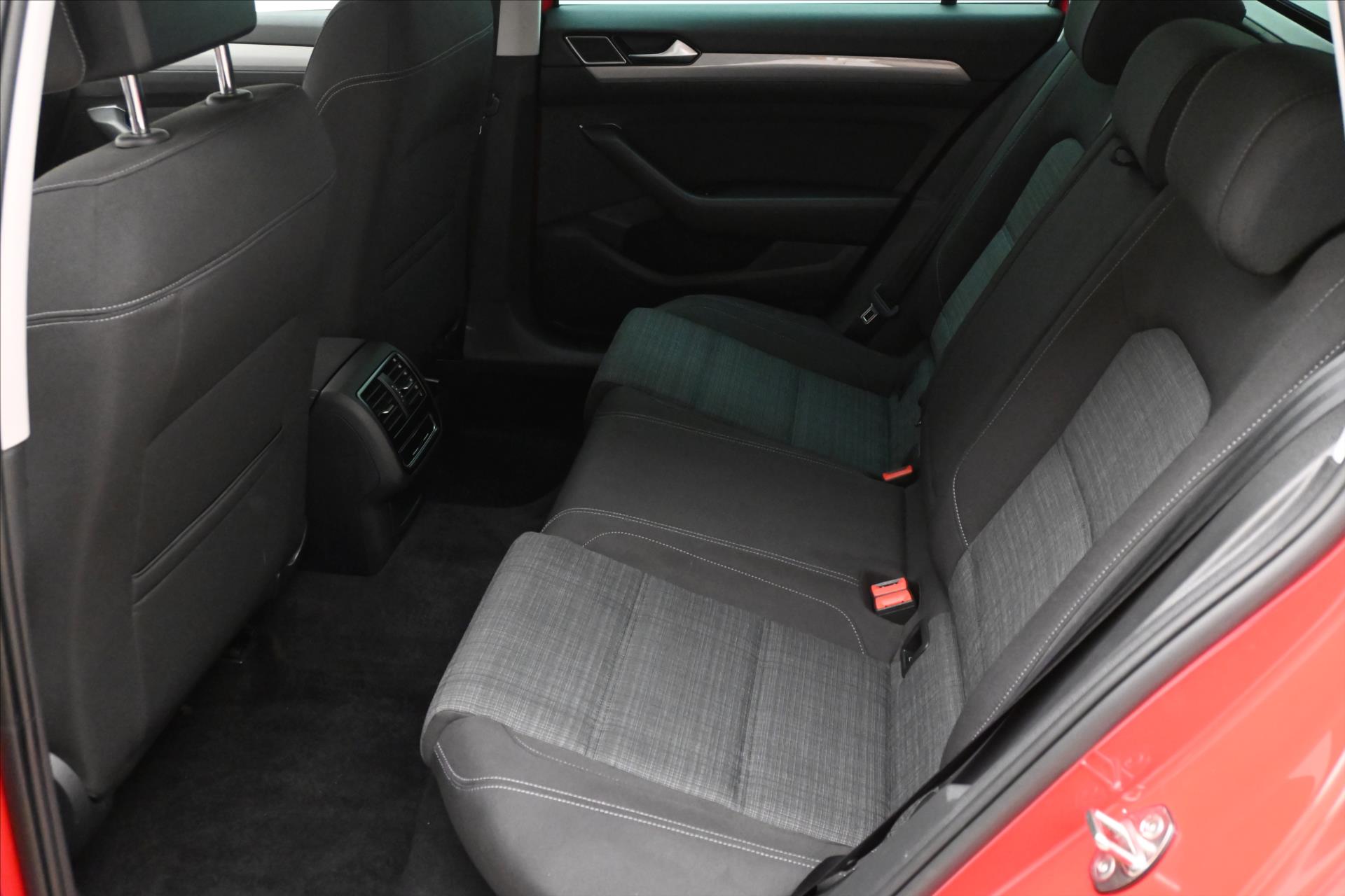 Hlavní fotografie vozu Volkswagen Passat 2,0 TDI 110 KW DSG BUSINESS Záruka až 5 let (14)