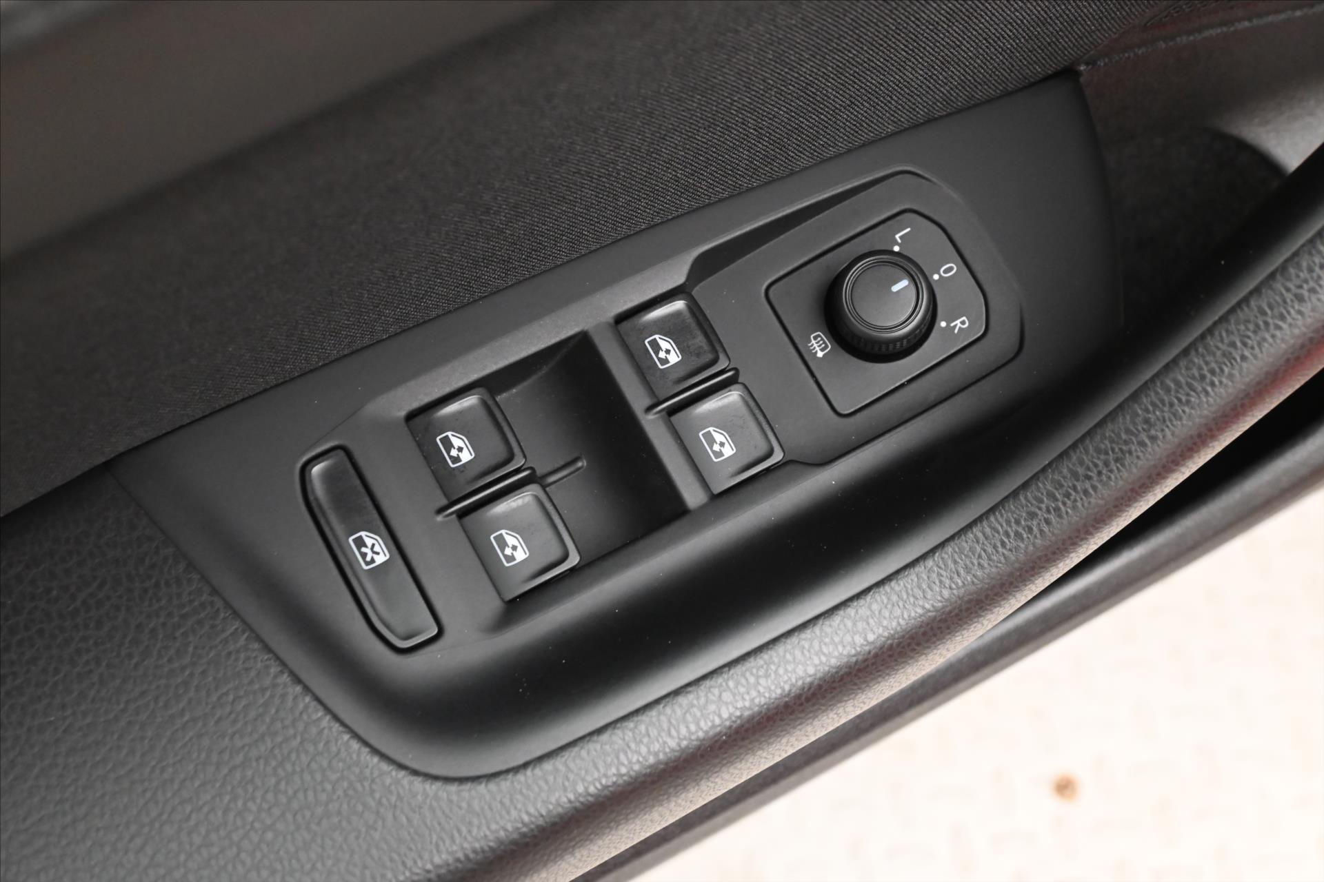 Hlavní fotografie vozu Volkswagen Passat 2,0 TDI 110 KW DSG BUSINESS Záruka až 5 let (26)