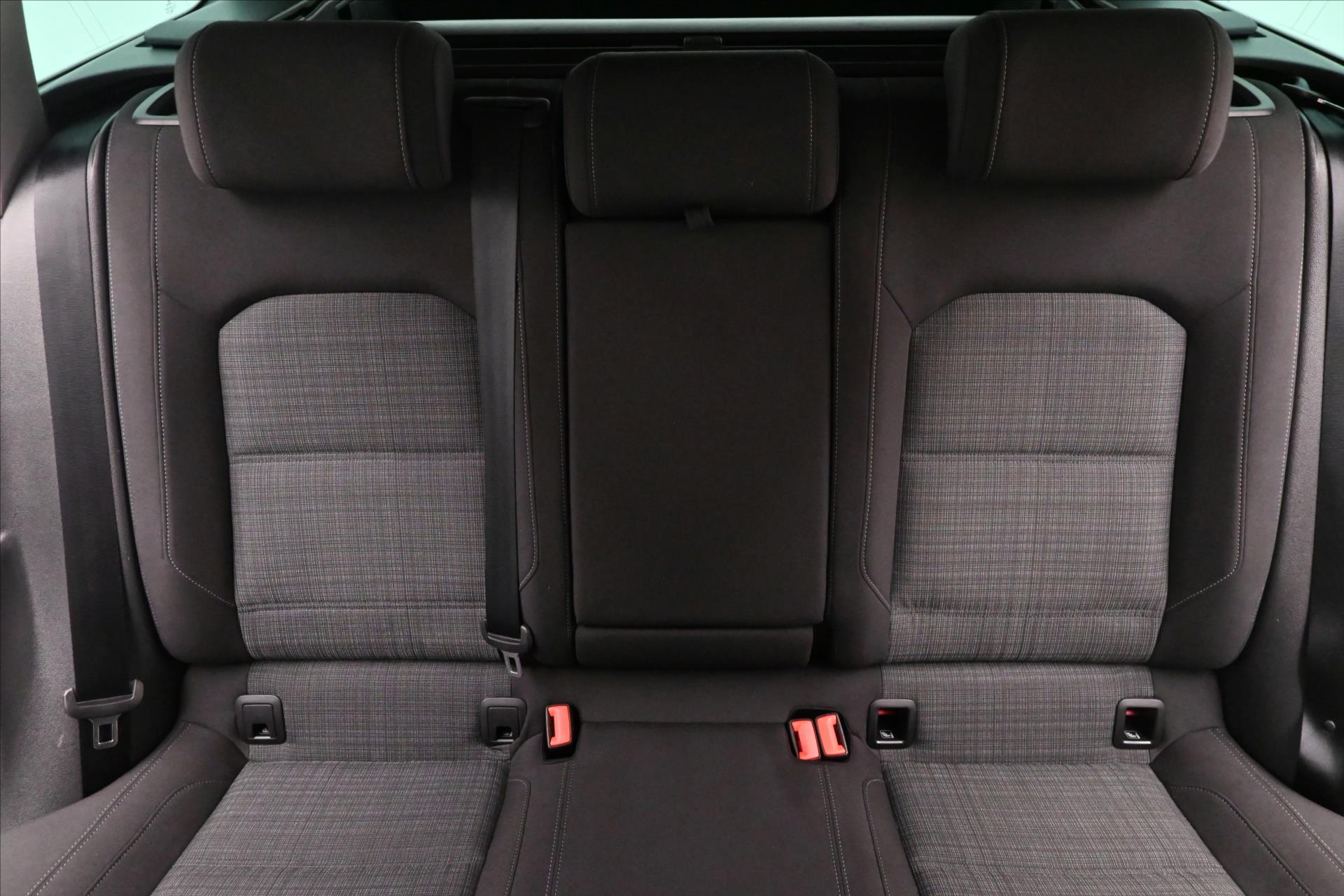 Hlavní fotografie vozu Volkswagen Passat 2,0 TDI 110 KW DSG BUSINESS Záruka až 5 let (28)