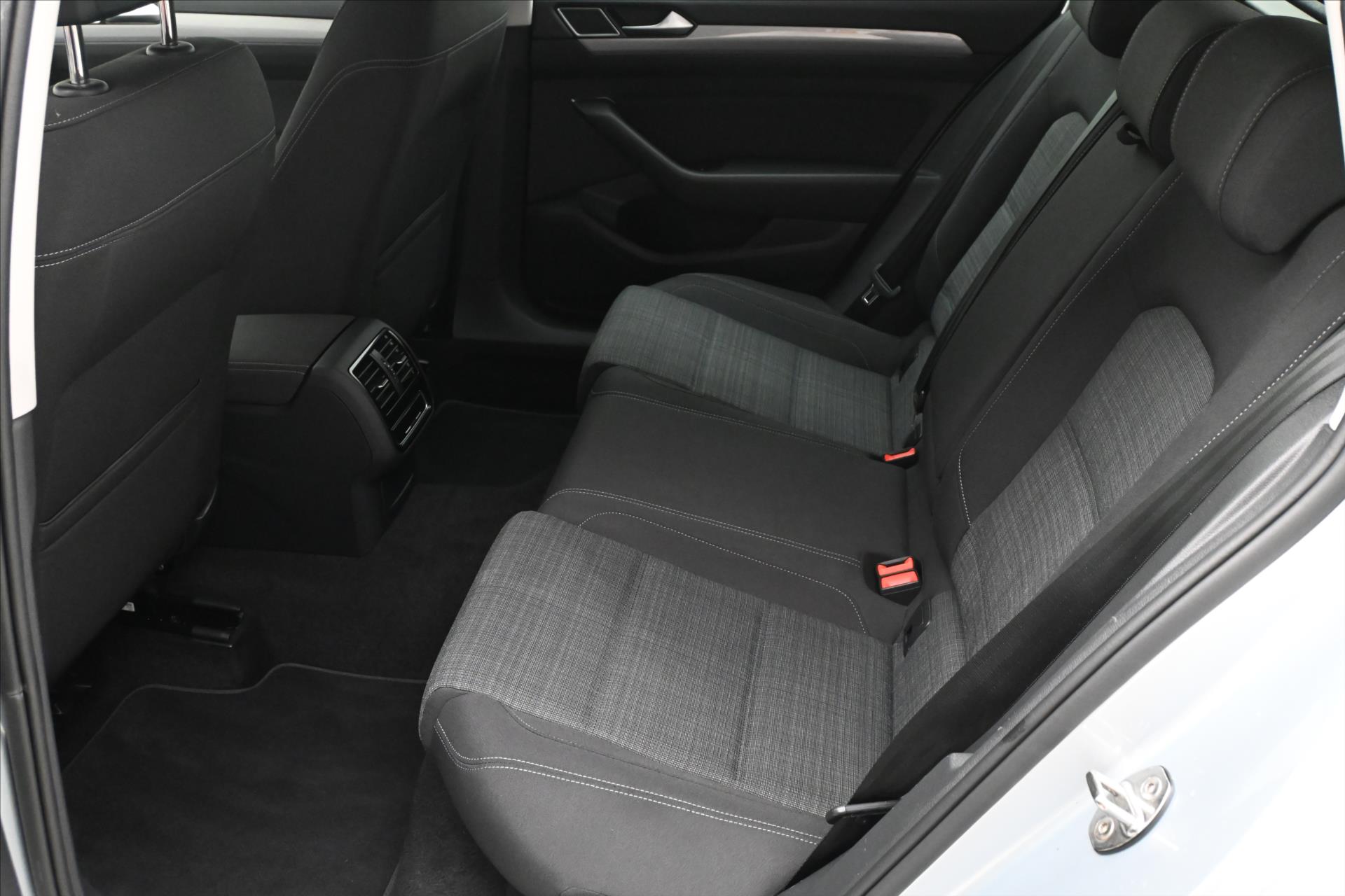 Hlavní fotografie vozu Volkswagen Passat 2,0 TDI 110 kW Business Záruka až 5 let (14)