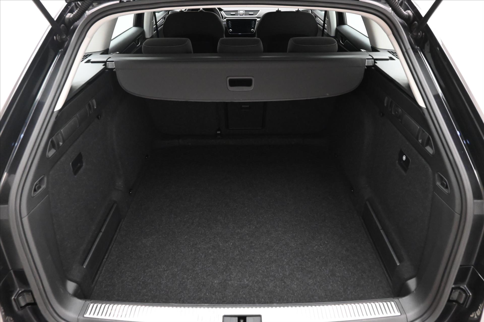 Hlavní fotografie vozu Škoda Superb 2,0 TDI 110 kW DSG Style Záruka až 5 let (10)