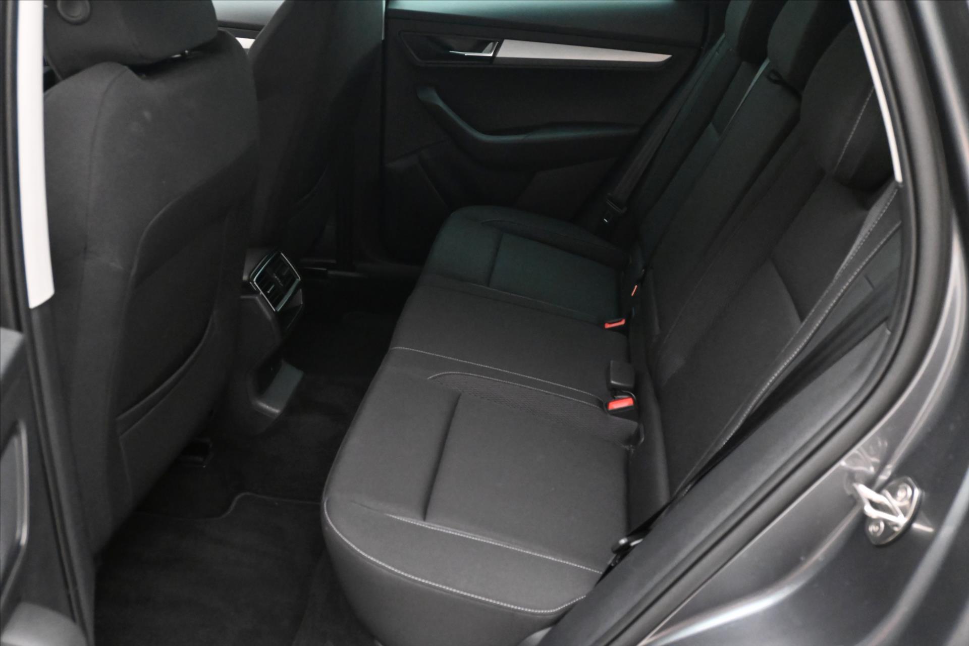 Hlavní fotografie vozu Škoda Karoq 2,0 TDI 85 KW DSG Ambition Záruka až 5 let (14)