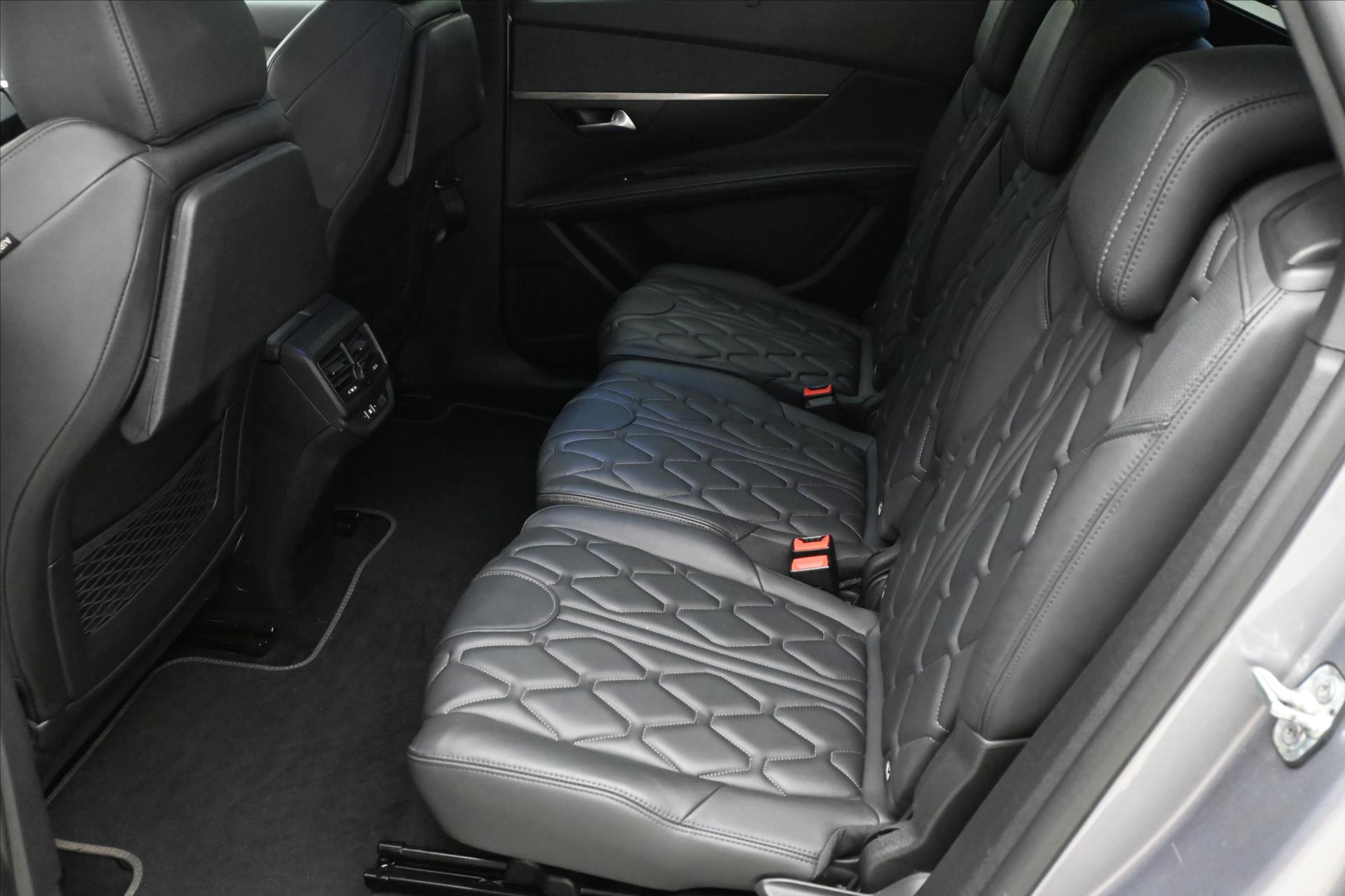 Hlavní fotografie vozu Peugeot 5008 1,5 BlueHdi 96 kW Allure 7míst Záruka až 5 let (15)