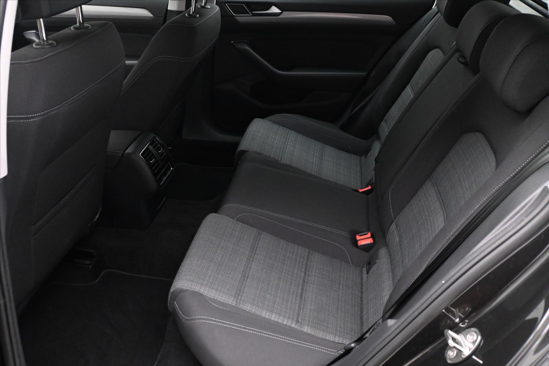 Hlavní fotografie vozu Volkswagen Passat 2,0 TDI 110 kW DSG BUSINESS Záruka až 5 let (14)