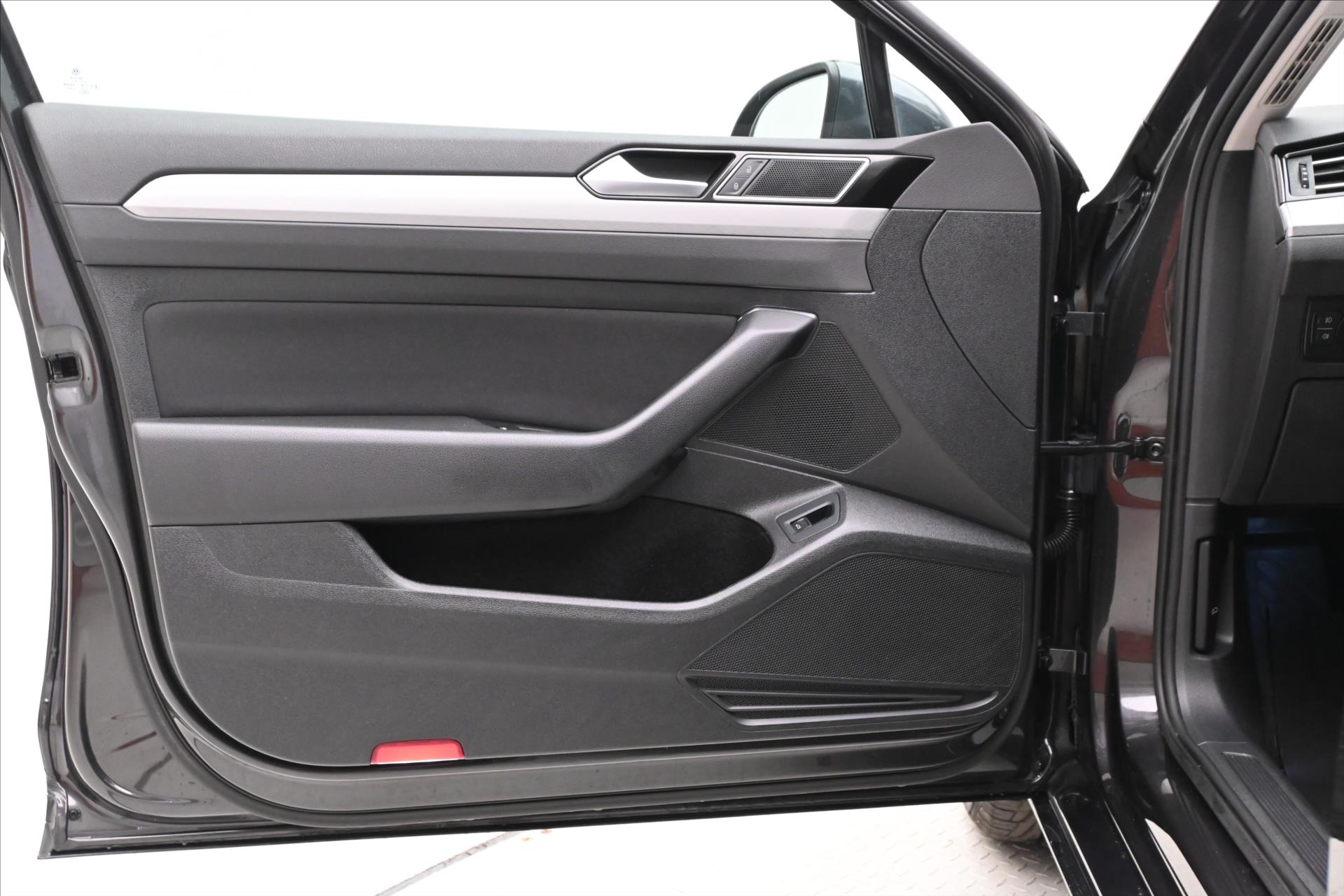 Hlavní fotografie vozu Volkswagen Passat 2,0 TDI 110 kW DSG BUSINESS Záruka až 5 let (25)