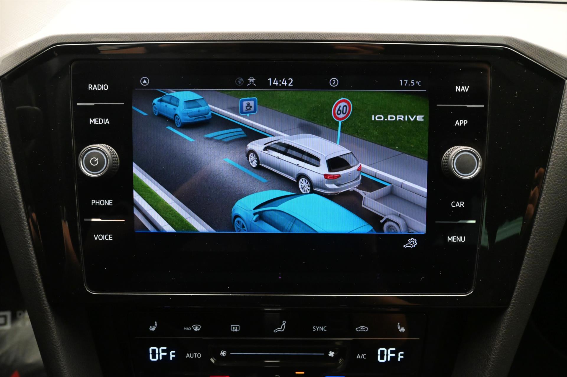 Hlavní fotografie vozu Volkswagen Passat 2,0 TDI 110 KW DSG BUSINESS Záruka až 5 let (19)