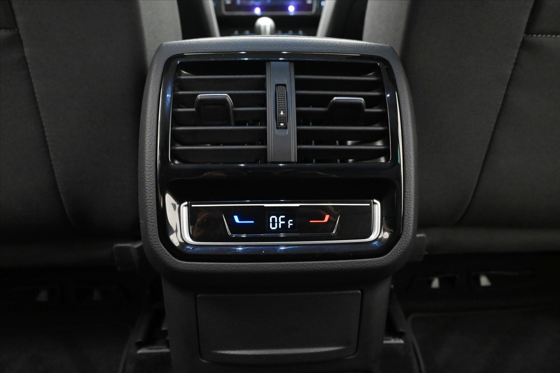 Hlavní fotografie vozu Volkswagen Passat 2,0 TDI 110 KW DSG BUSINESS Záruka až 5 let (22)