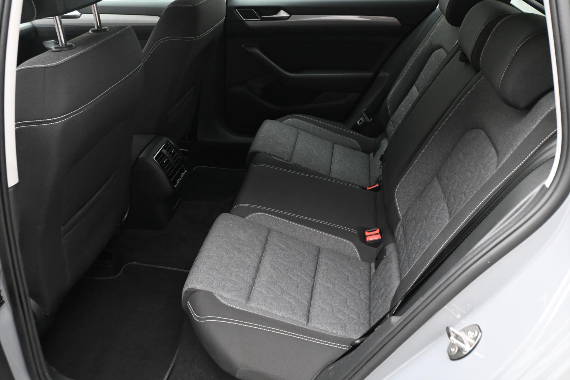 Hlavní fotografie vozu Volkswagen Passat 2,0 TDI 110 kW DSG Business Záruka až 5 let (14)