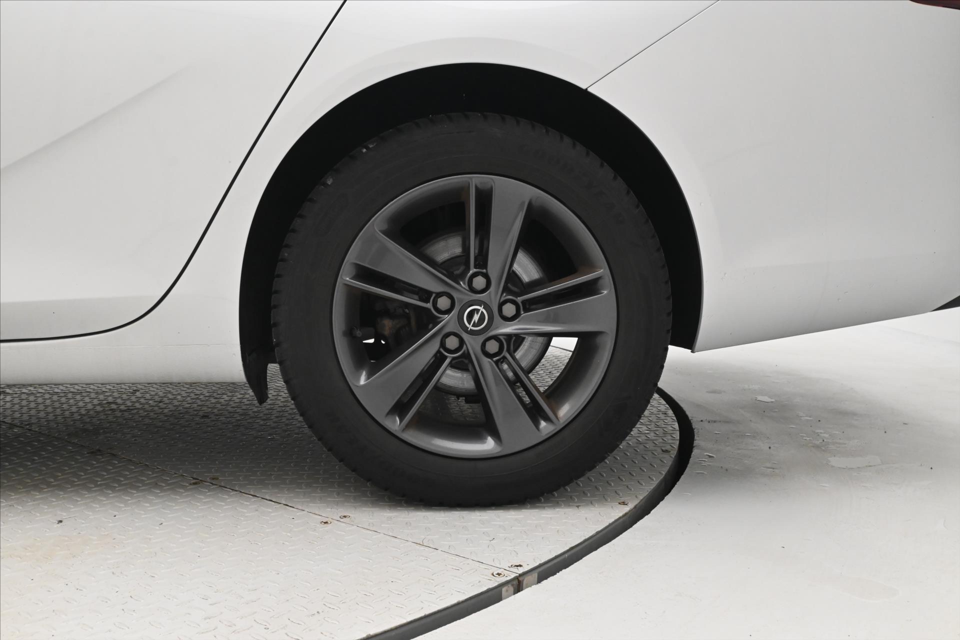 Hlavní fotografie vozu Opel Insignia 2,0 CDTI 128 kW AT8 Business Ultimate Záruka až 5 let (30)