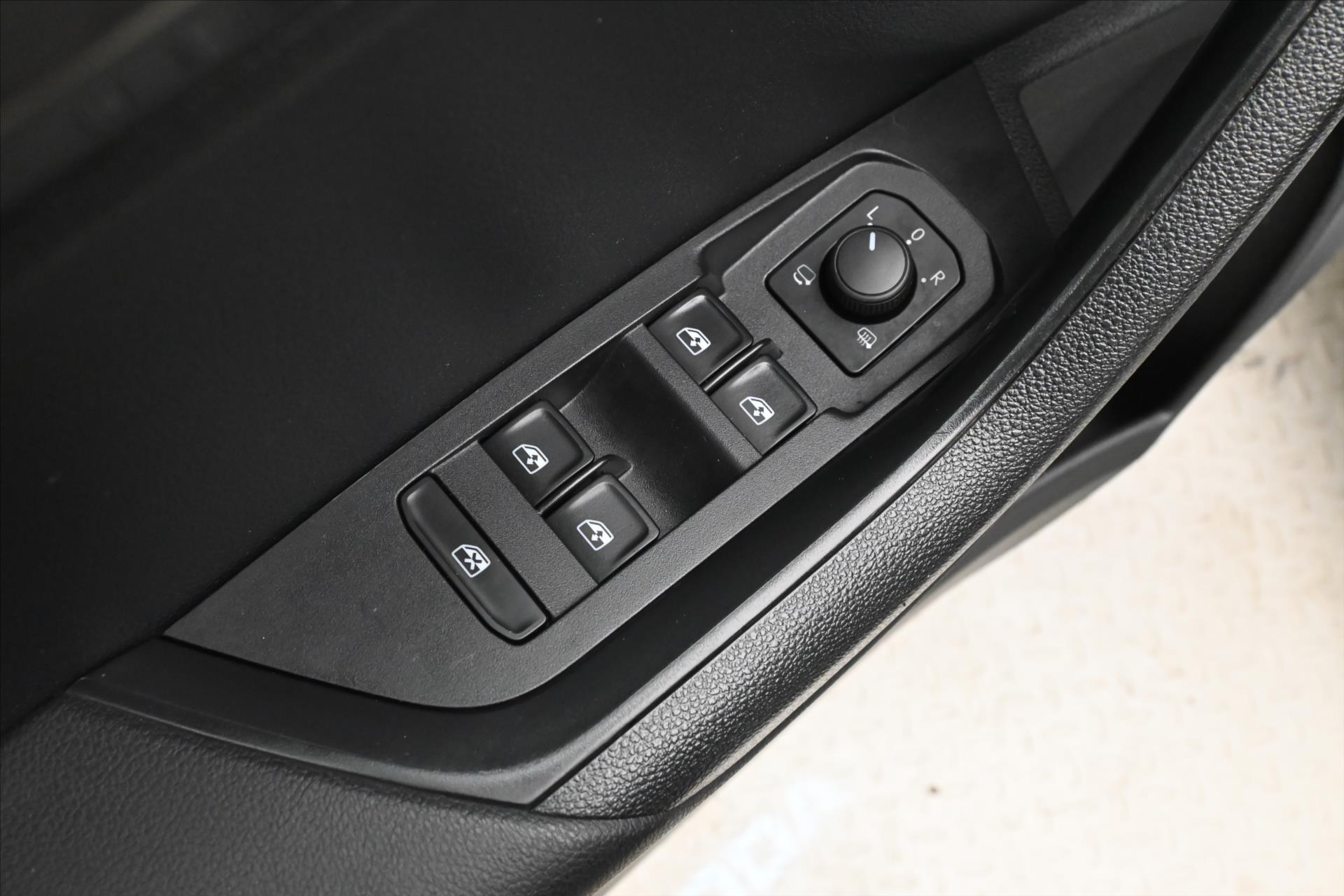 Hlavní fotografie vozu Škoda Karoq 2,0 TDI 85 kW Clever Záruka až 5 let (25)