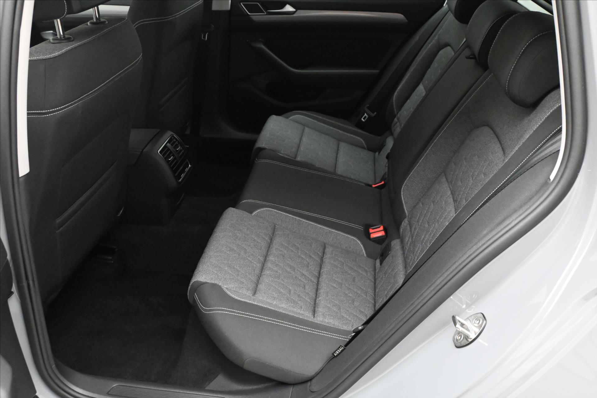 Hlavní fotografie vozu Volkswagen Passat 2,0 TDI 110kW DSG Business Záruka až 5 let (14)