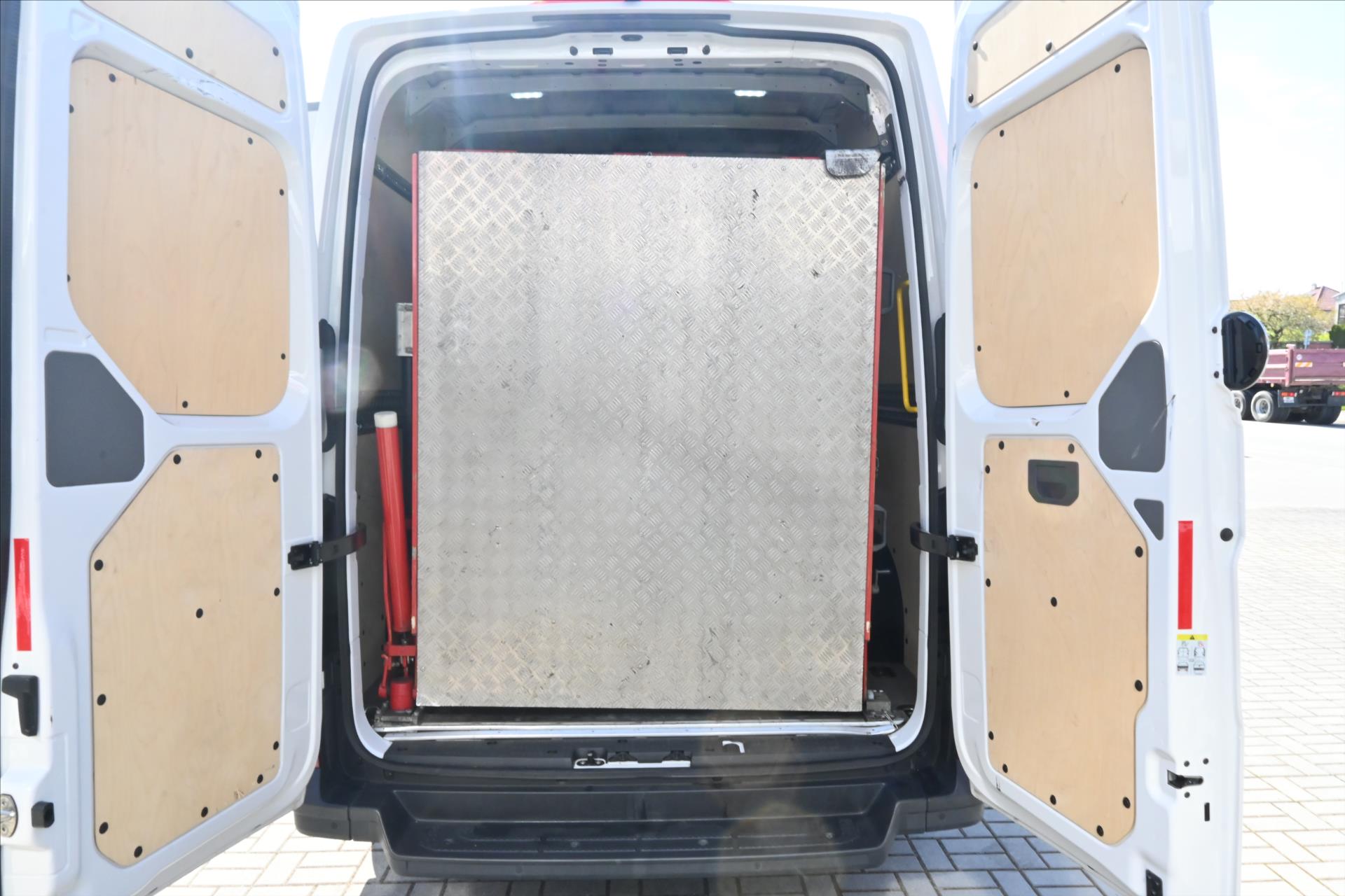 Hlavní fotografie vozu Volkswagen Crafter 2,0 TDI 103kW L2H2 Navi Plošina Záruka až 5 let (10)