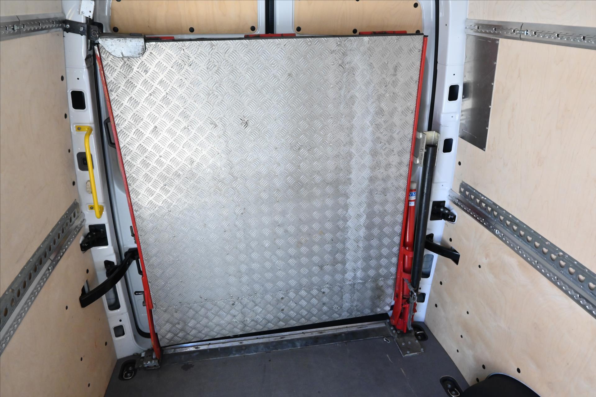 Hlavní fotografie vozu Volkswagen Crafter 2,0 TDI 103kW L2H2 Navi Plošina Záruka až 5 let (12)