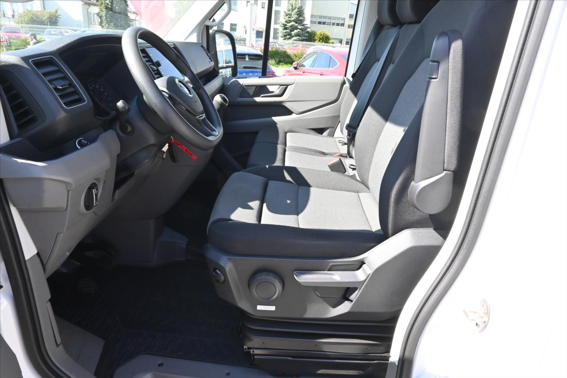 Hlavní fotografie vozu Volkswagen Crafter 2,0 TDI 103kW L2H2 Navi Plošina Záruka až 5 let (14)