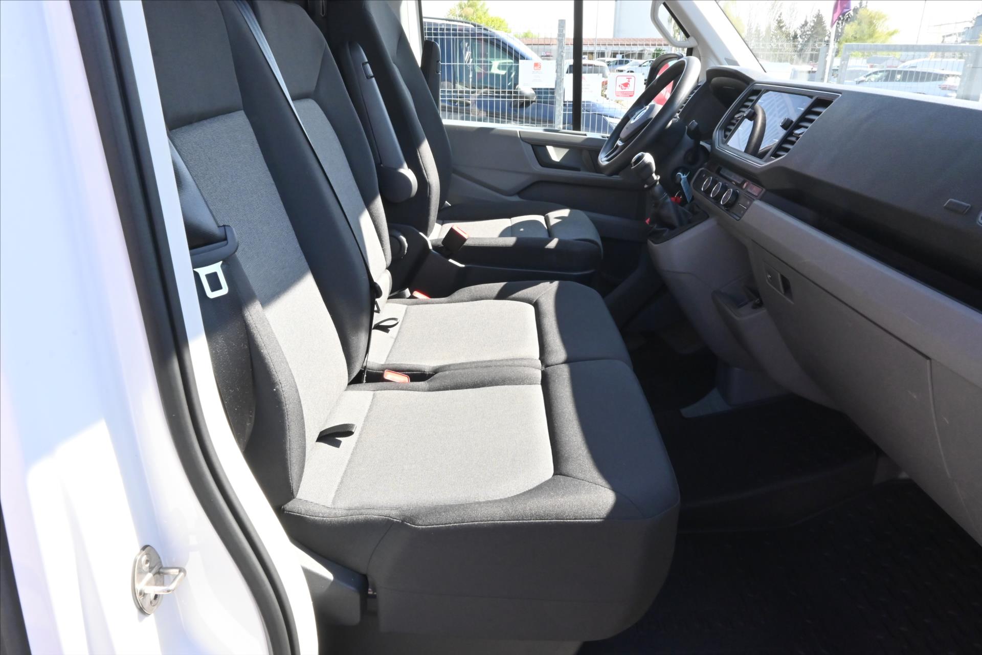 Hlavní fotografie vozu Volkswagen Crafter 2,0 TDI 103kW L2H2 Navi Plošina Záruka až 5 let (15)