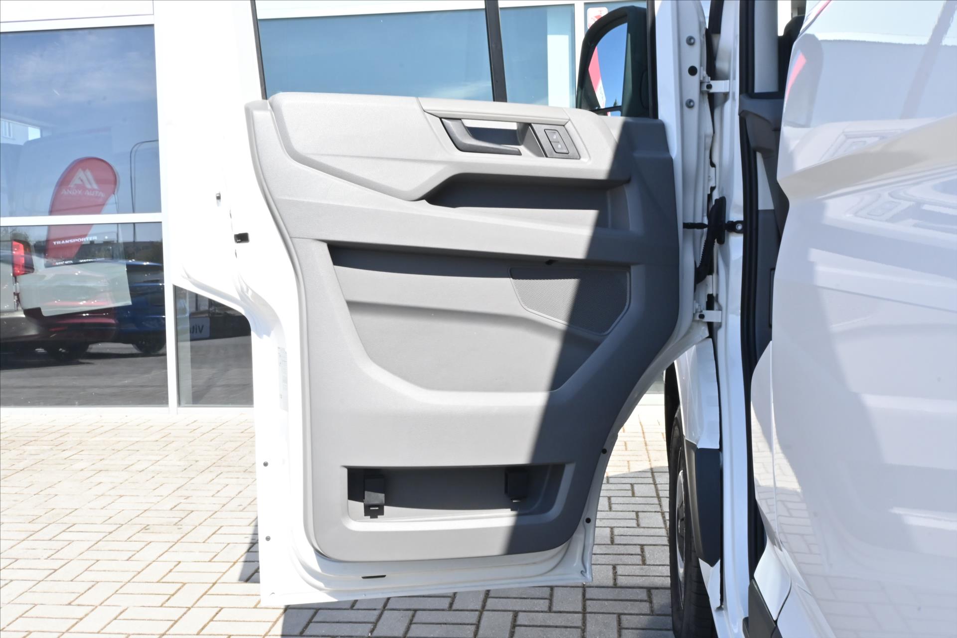 Hlavní fotografie vozu Volkswagen Crafter 2,0 TDI 103kW L2H2 Navi Plošina Záruka až 5 let (25)