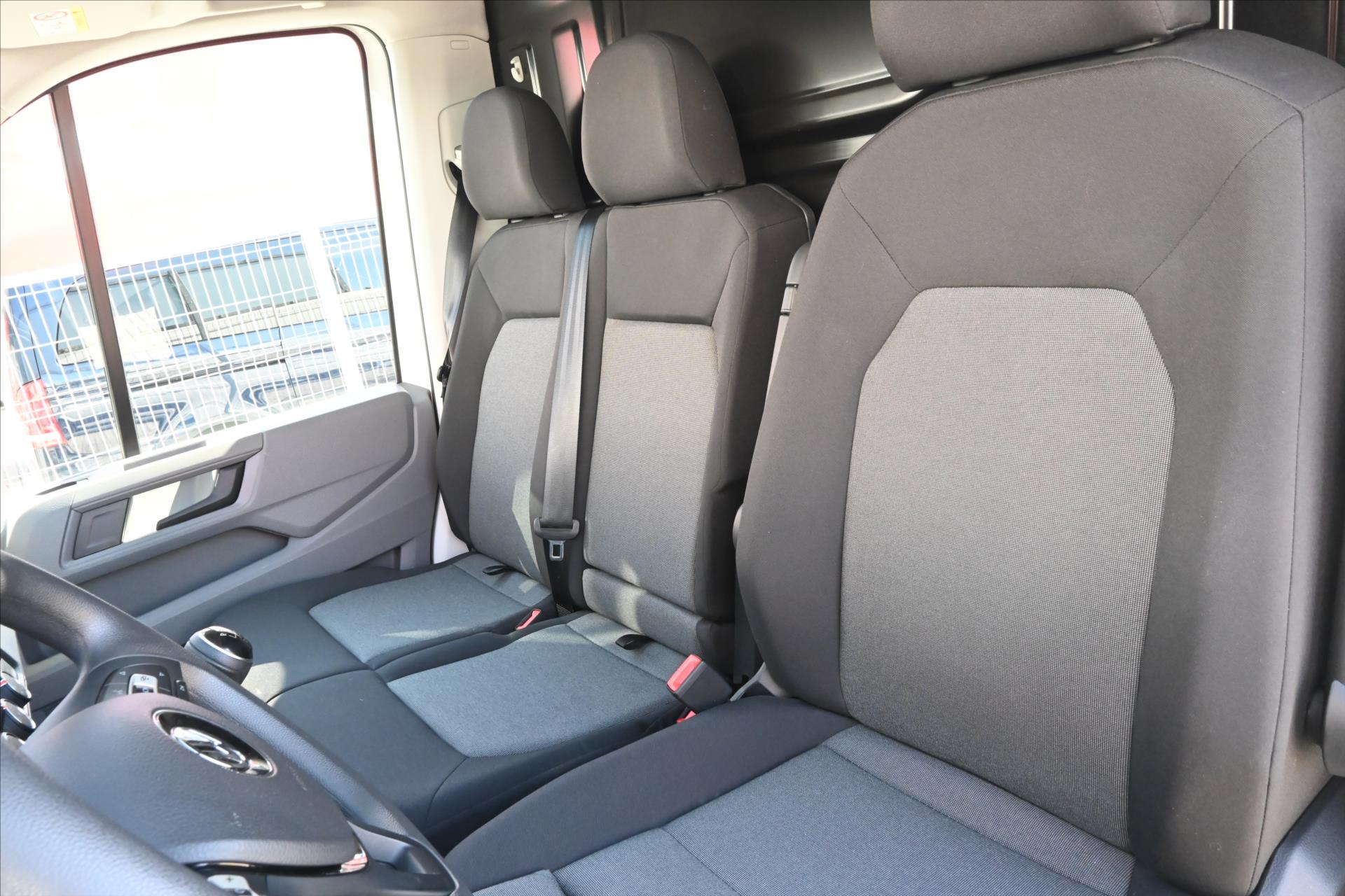 Hlavní fotografie vozu Volkswagen Crafter 2,0 TDI 103kW L2H2 Navi Plošina Záruka až 5 let (28)