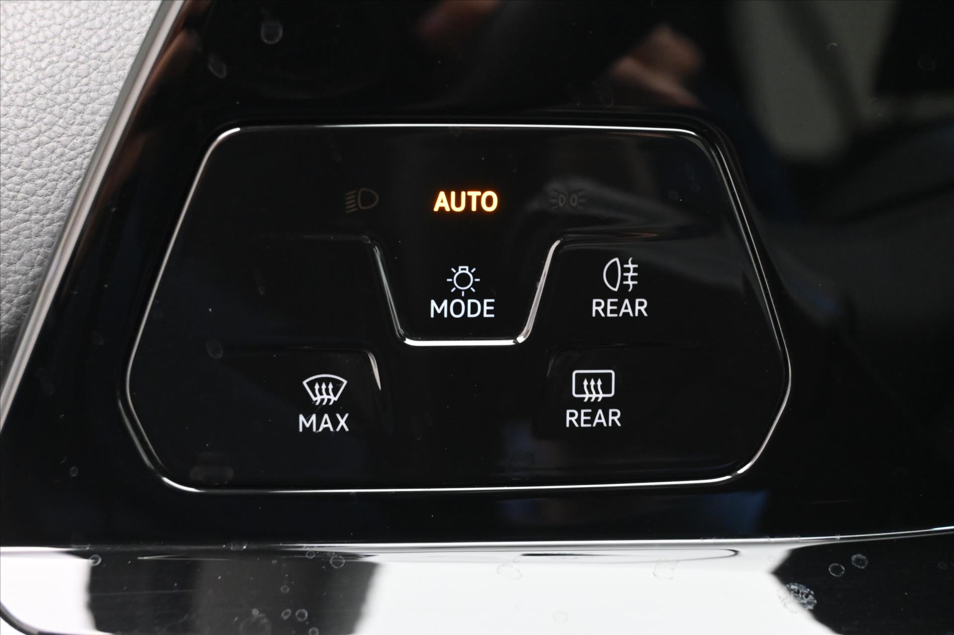 Hlavní fotografie vozu Volkswagen Golf 2,0 TDI 110 kW Life Záruka až 5 let (25)