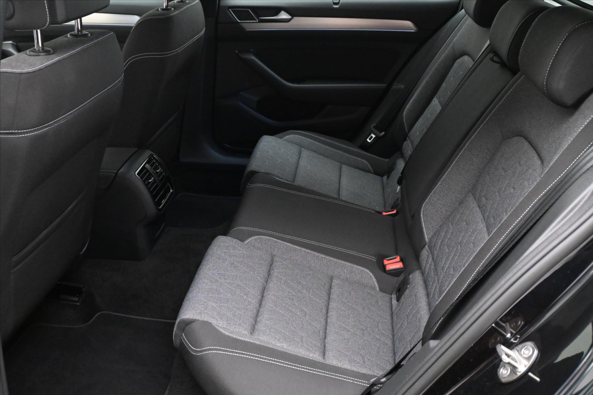 Hlavní fotografie vozu Volkswagen Passat 2,0 TDI 110kW DSG Businnes Záruka až 5 let (14)