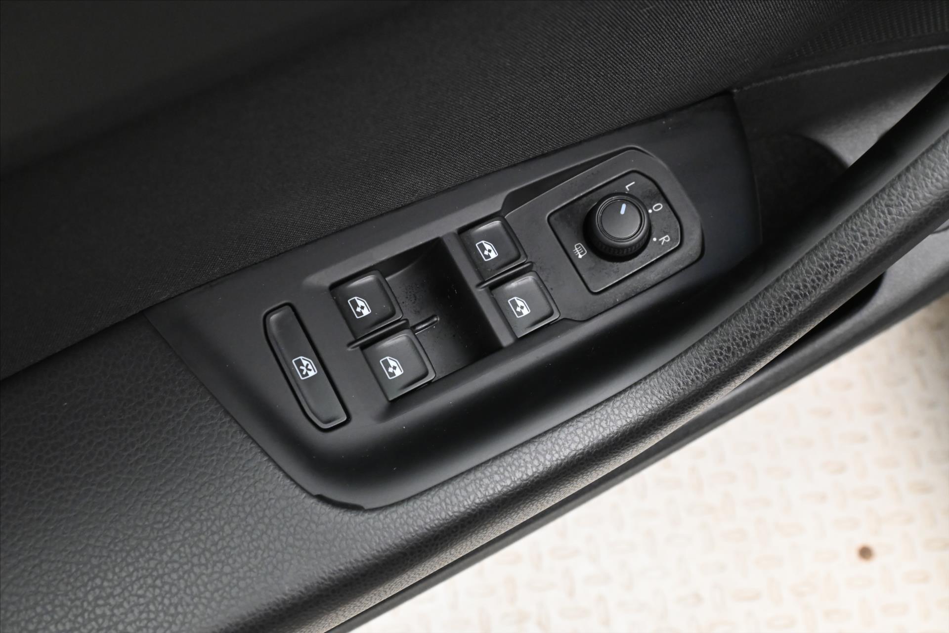 Hlavní fotografie vozu Volkswagen Passat 2,0 TDI 110kW DSG Businnes Záruka až 5 let (26)