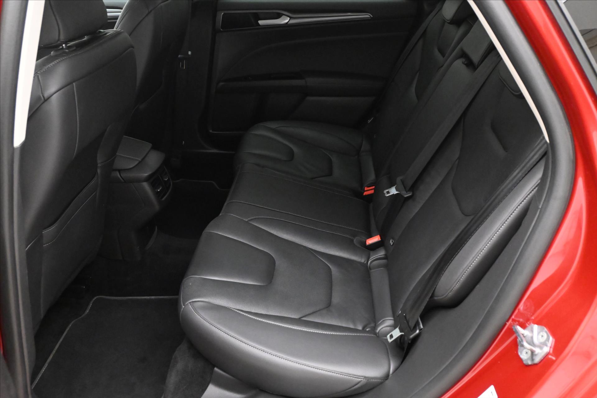 Hlavní fotografie vozu Ford Mondeo 2,0 EcoBlue 110 kW Titanium Záruka až 5 let (14)