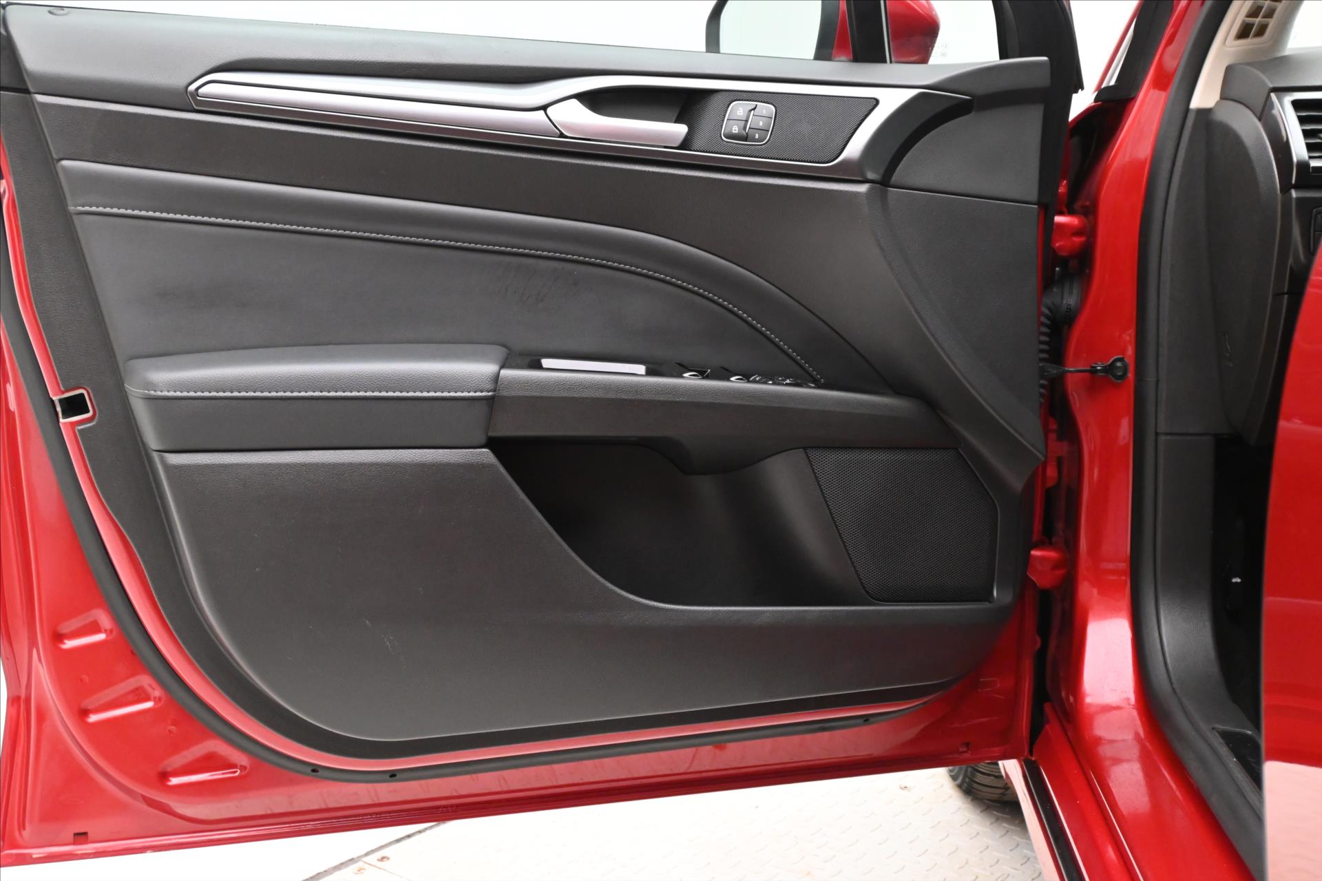 Hlavní fotografie vozu Ford Mondeo 2,0 EcoBlue 110 kW Titanium Záruka až 5 let (23)