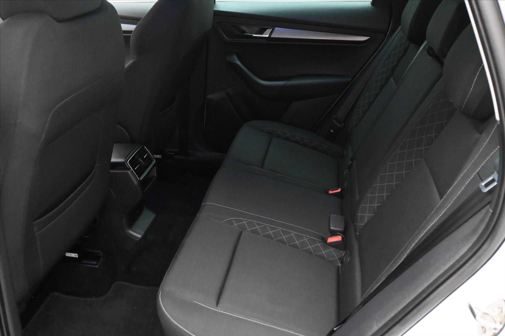 Hlavní fotografie vozu Škoda Karoq 2,0 TDI 110 kW DSG 4x4 Ambition Záruka až 5 let (14)