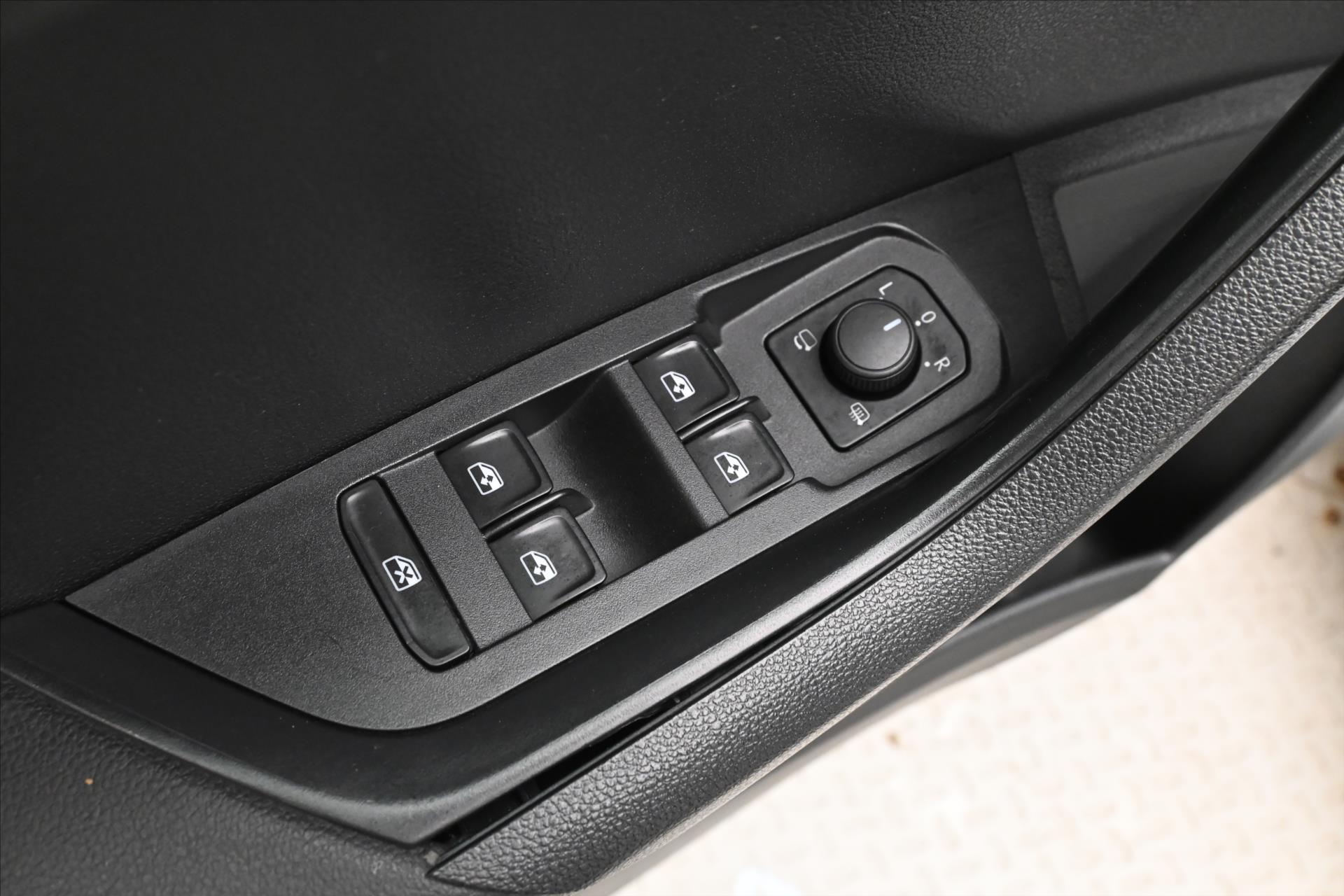 Hlavní fotografie vozu Škoda Karoq 2,0 TDI 110 kW DSG 4x4 Ambition Záruka až 5 let (25)