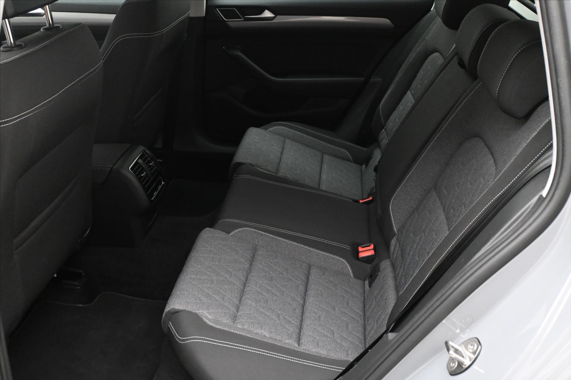 Hlavní fotografie vozu Volkswagen Passat 2,0 TDI 110 KW DSG Business Záruka až 5 let (14)