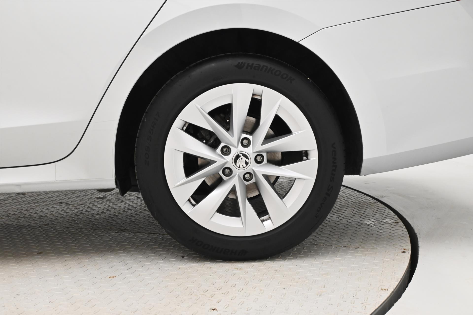 Hlavní fotografie vozu Škoda Octavia 2,0 TDI 110KW DSG Style Záruka až 5 let (32)